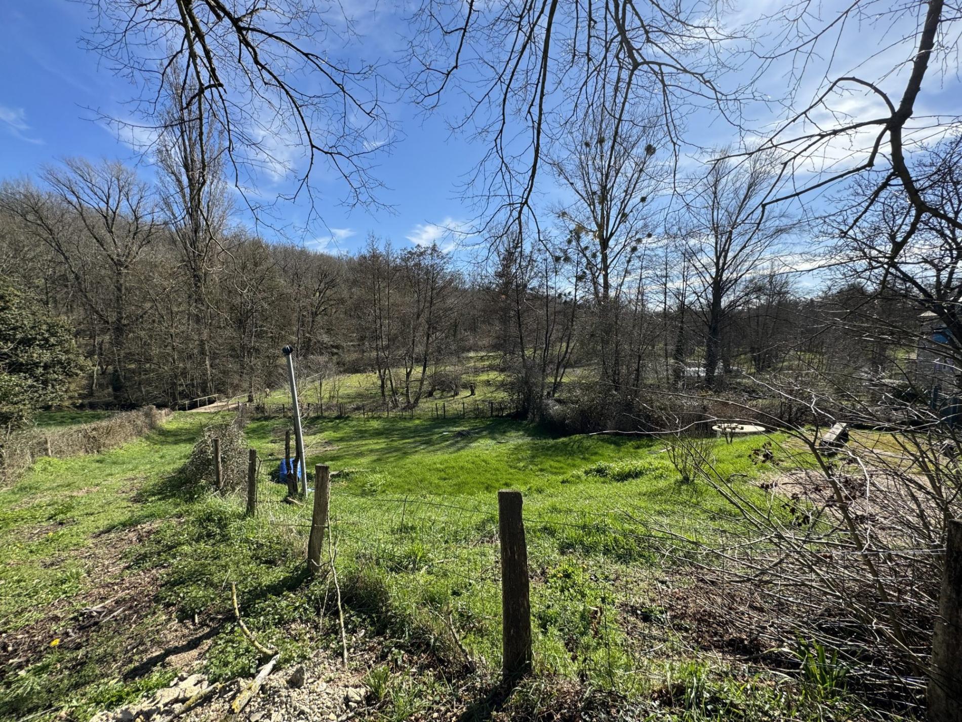 5,7 ha, étang, rivière et bois