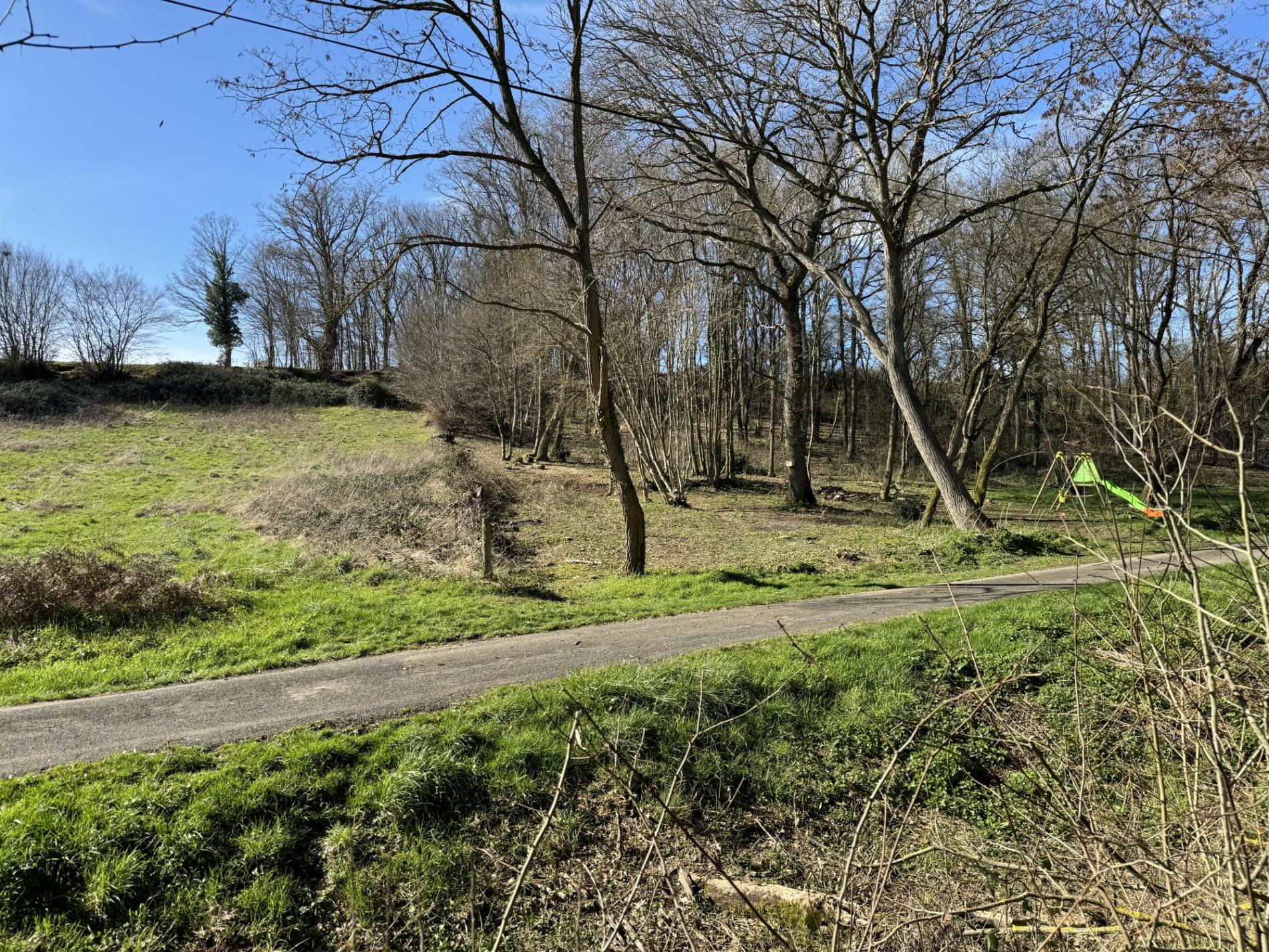 5,7 ha, étang, rivière et bois