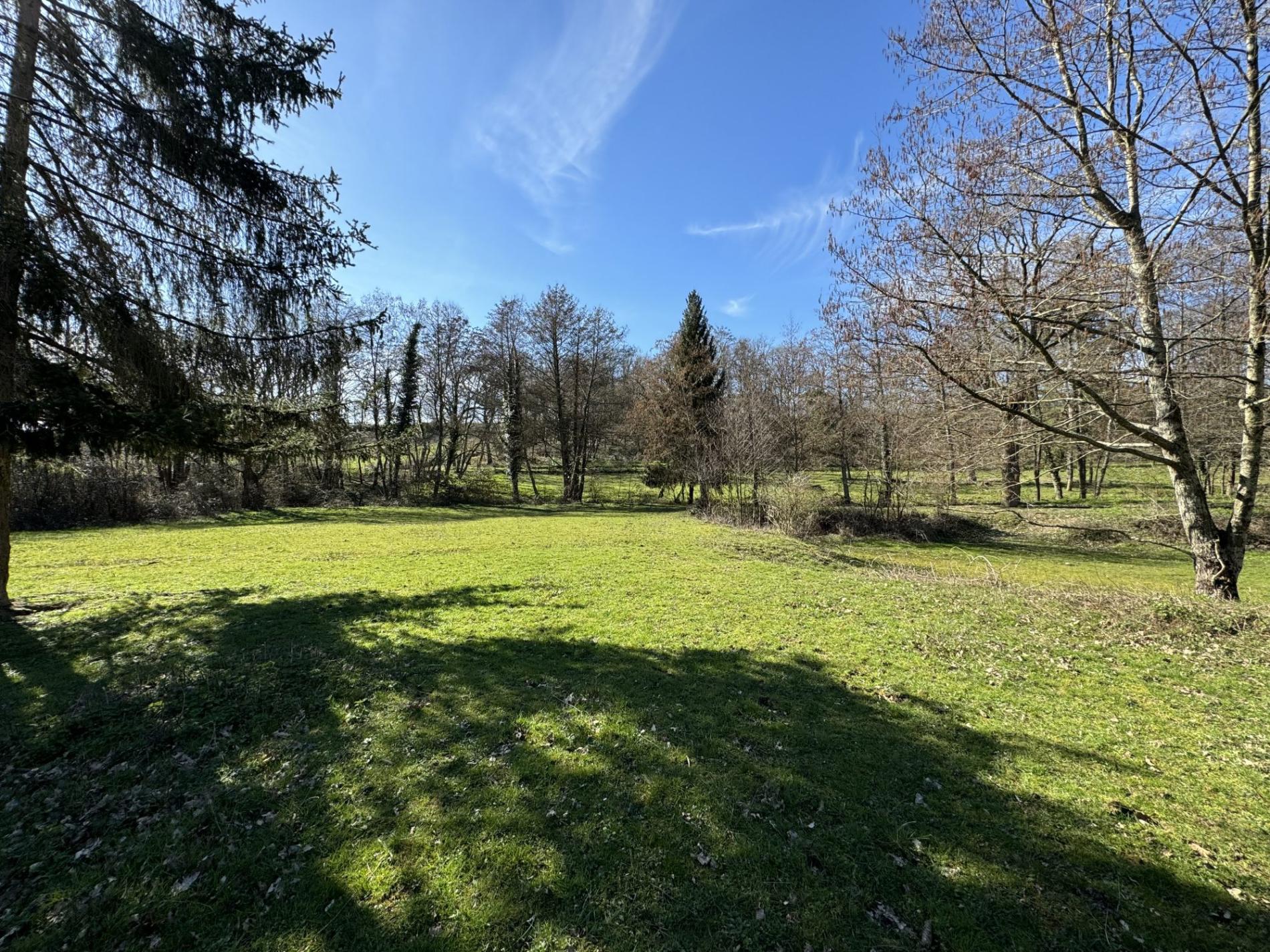 5,7 ha, étang, rivière et bois