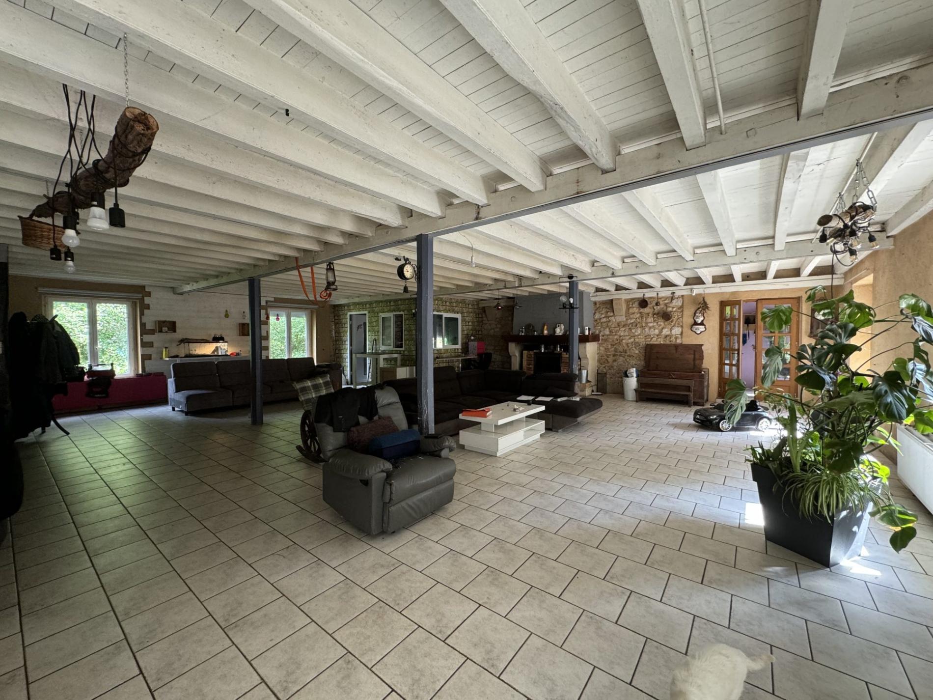 5,7 ha, étang, rivière et bois