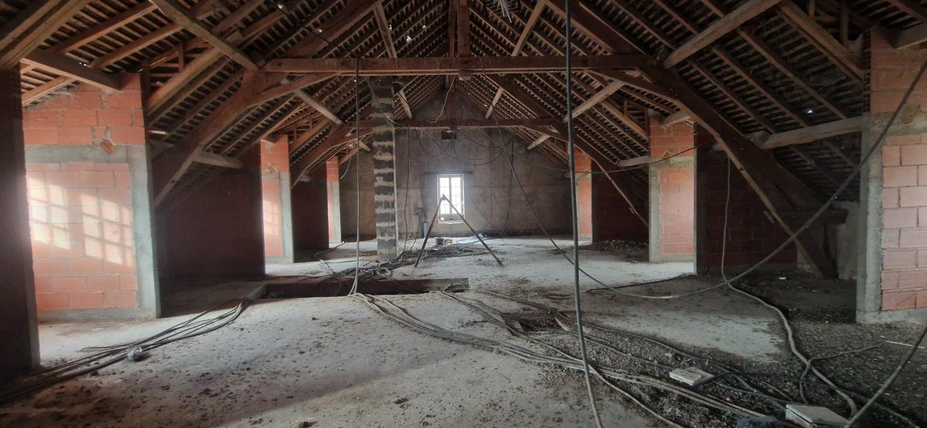 5,7 ha, étang, rivière et bois