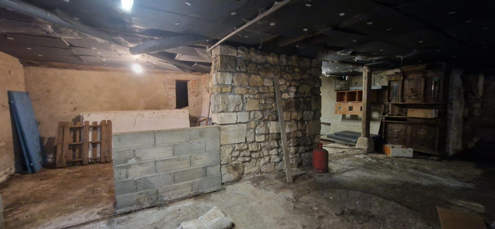 5,7 ha, étang, rivière et bois