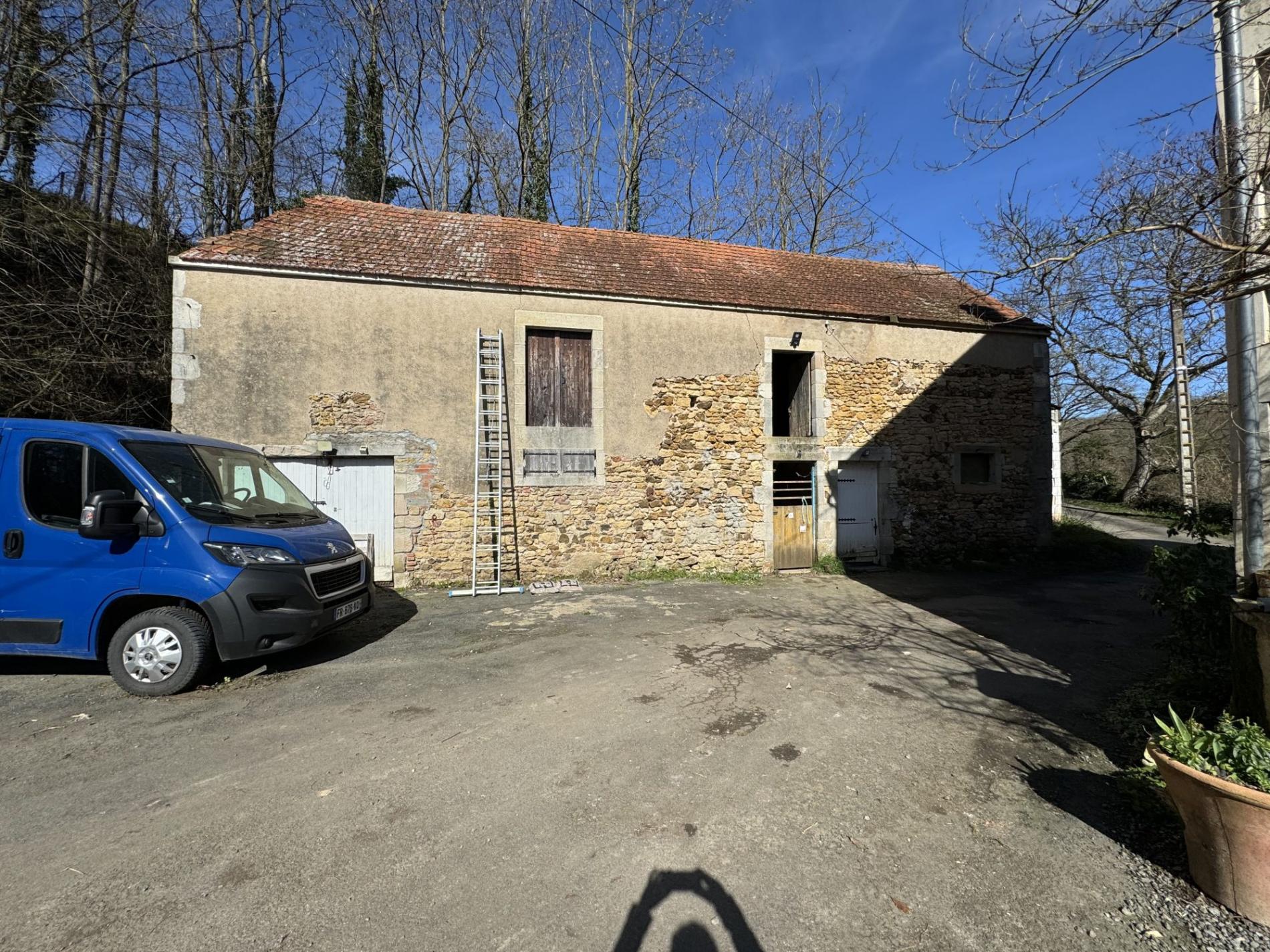 5,7 ha, étang, rivière et bois