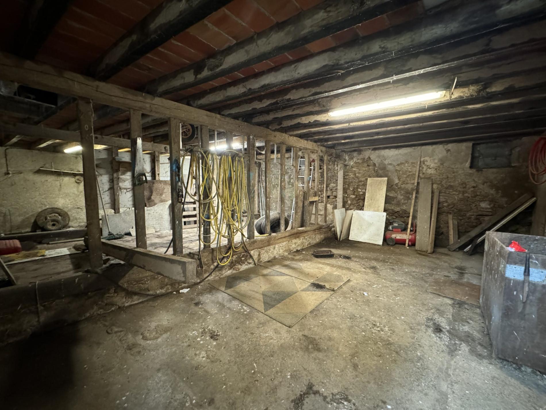 5,7 ha, étang, rivière et bois