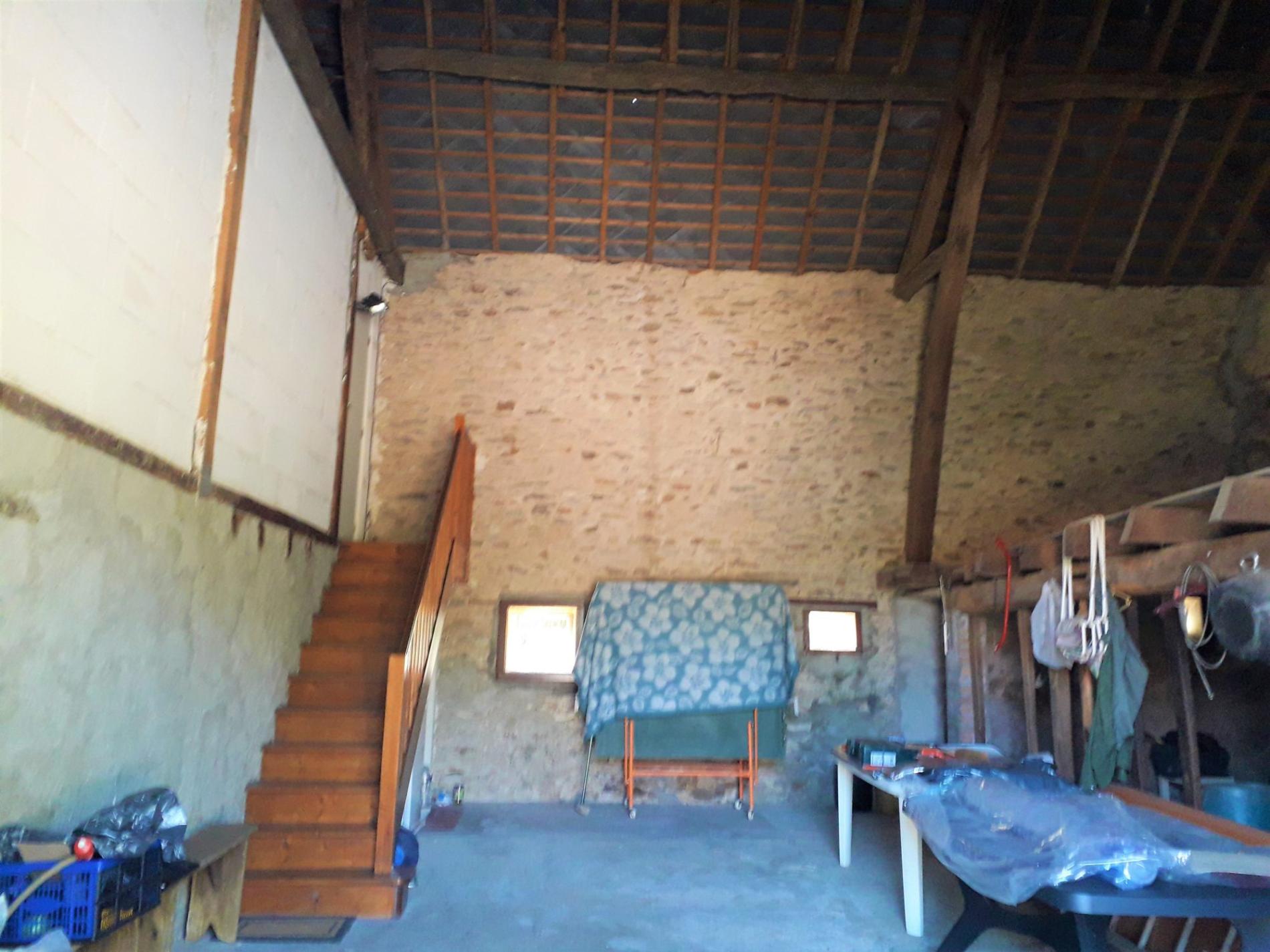 Grange avec partie aménagée !