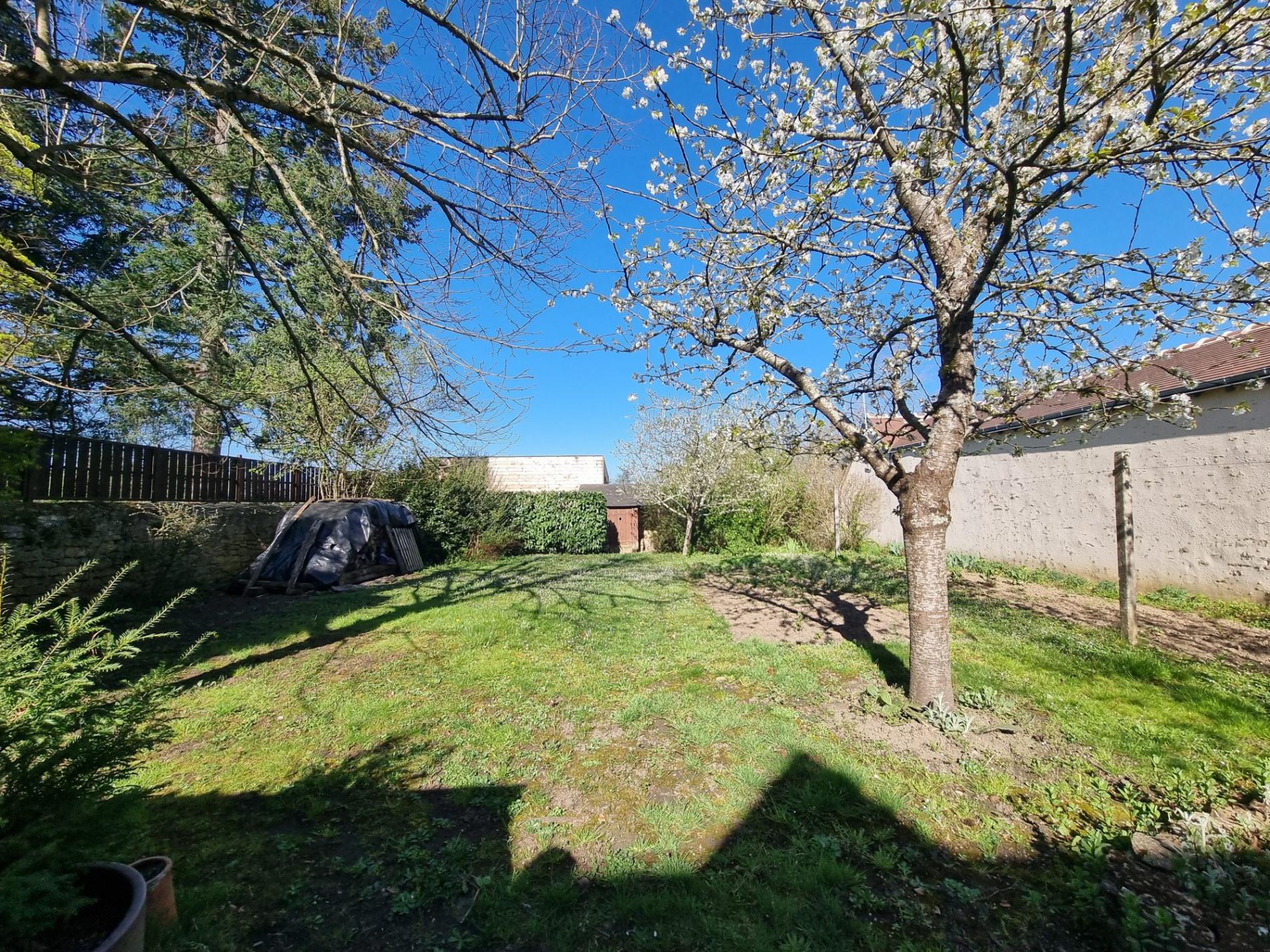Belle maison de ville avec jardin et dépendances !