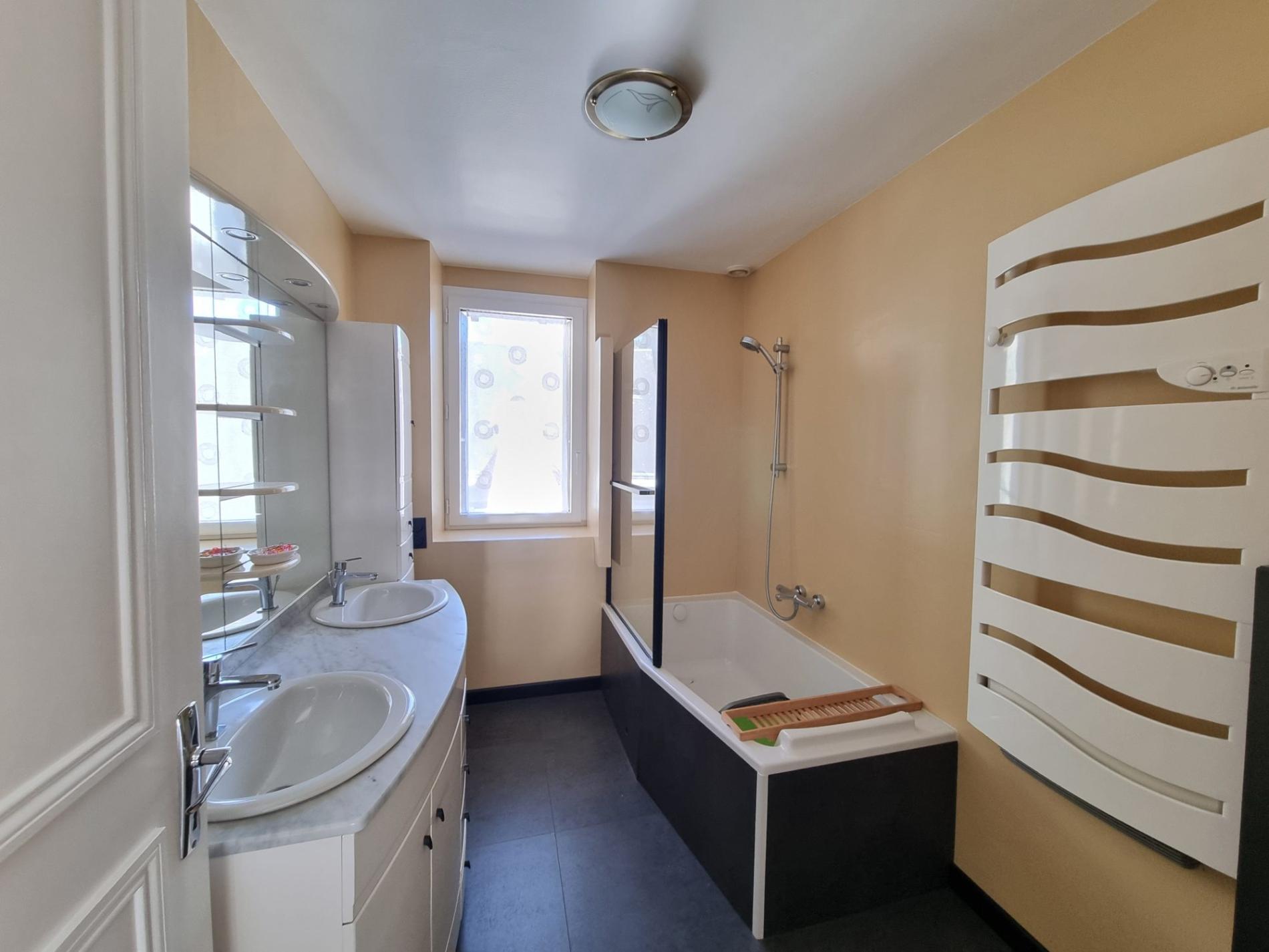 Belle maison de ville avec jardin et dépendances !