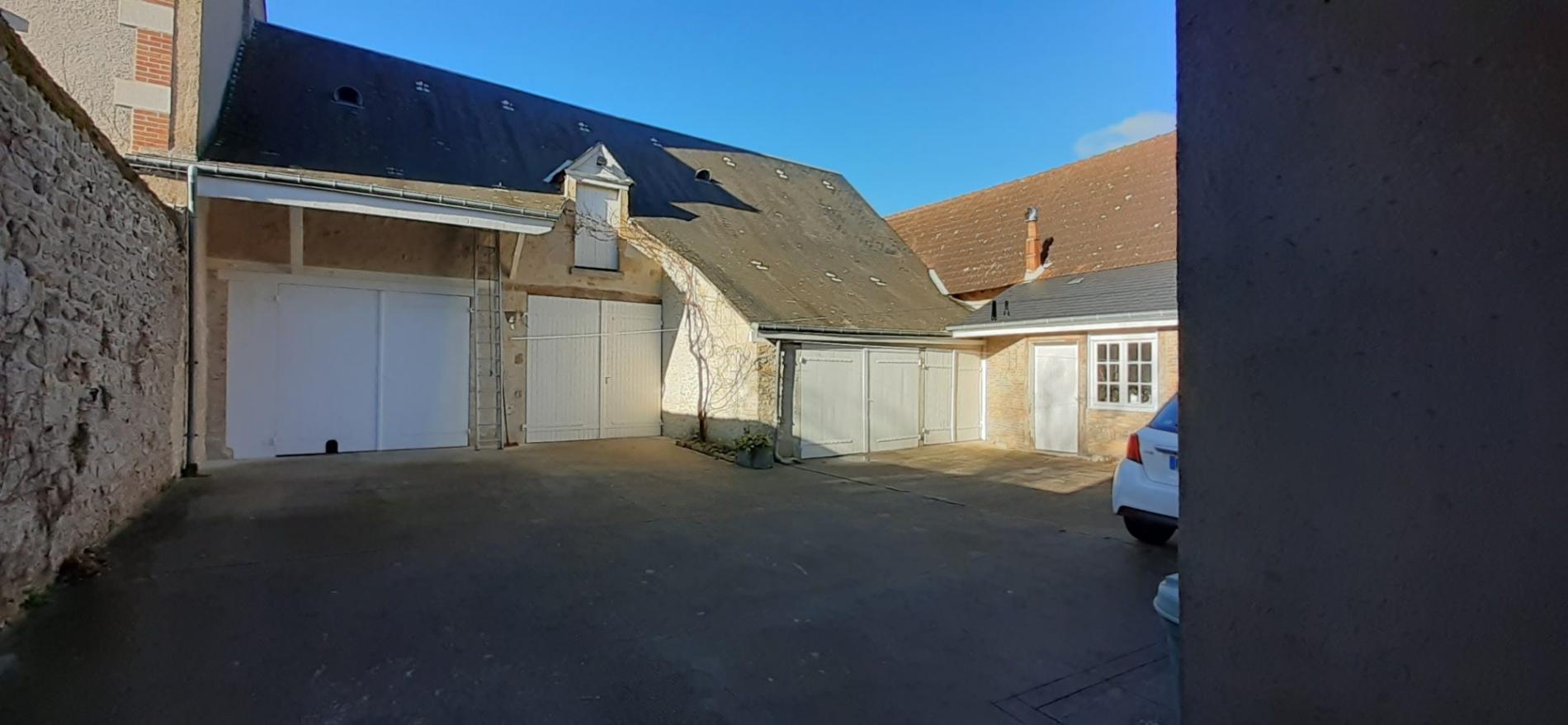 Belle maison de ville avec jardin et dépendances !