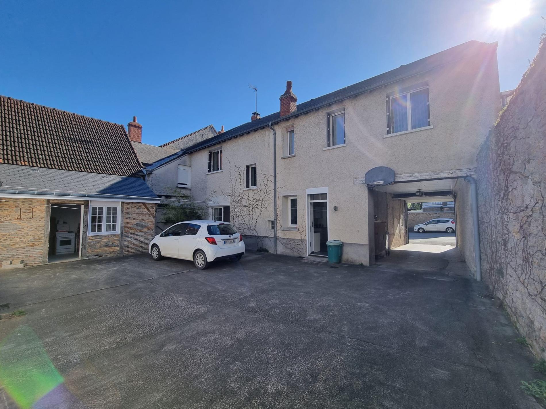 Belle maison de ville avec jardin et dépendances !