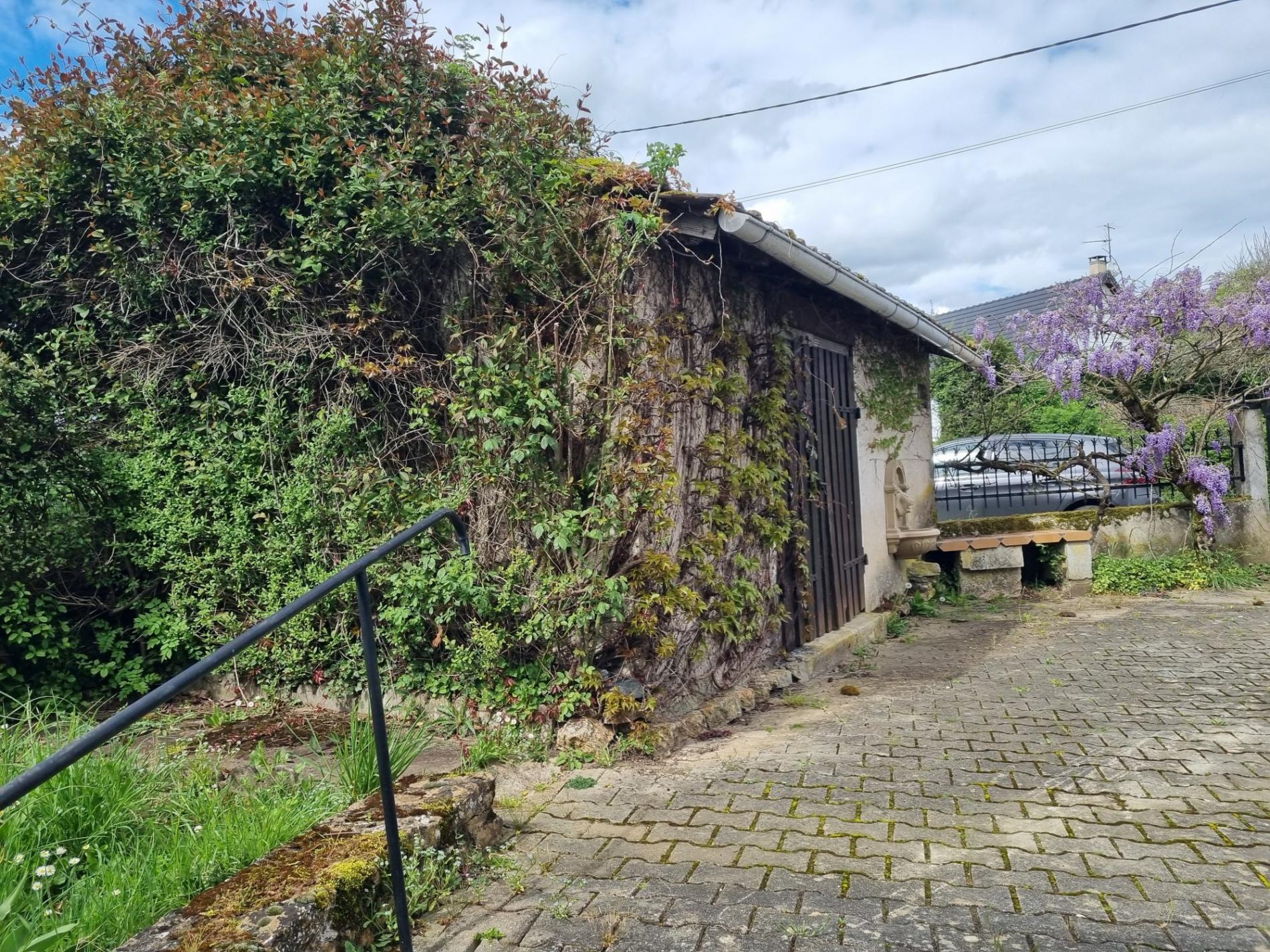 Jolie maison à rénover proche commodités !