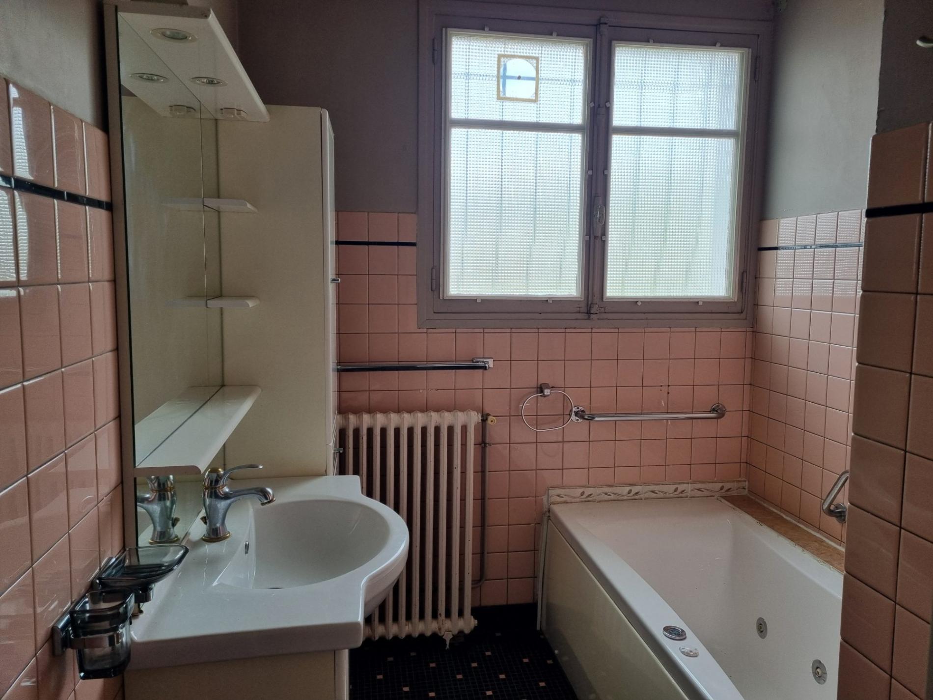 Jolie maison à rénover proche commodités !