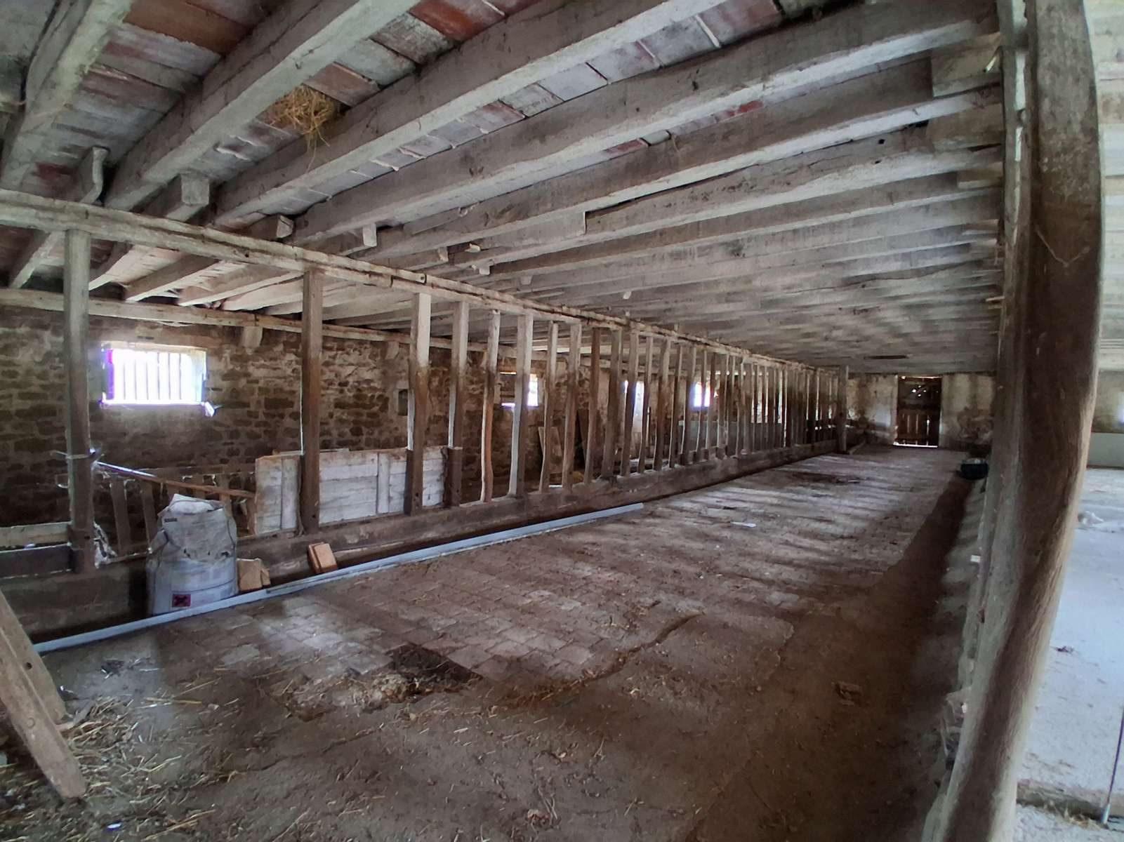 Maison de campagne avec dépendances sur 2ha !