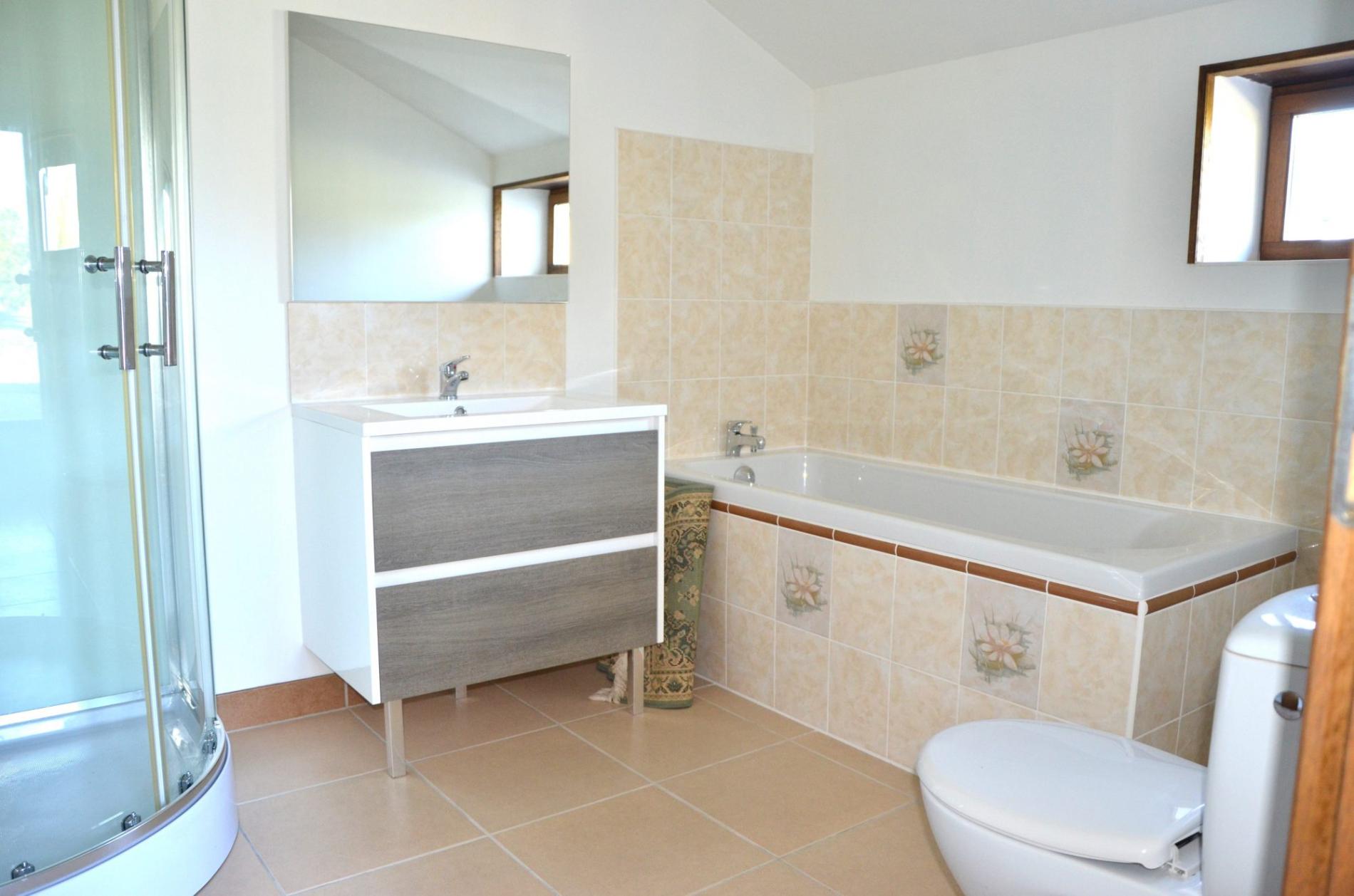 Ensemble de deux maisons isolées et restaurées !