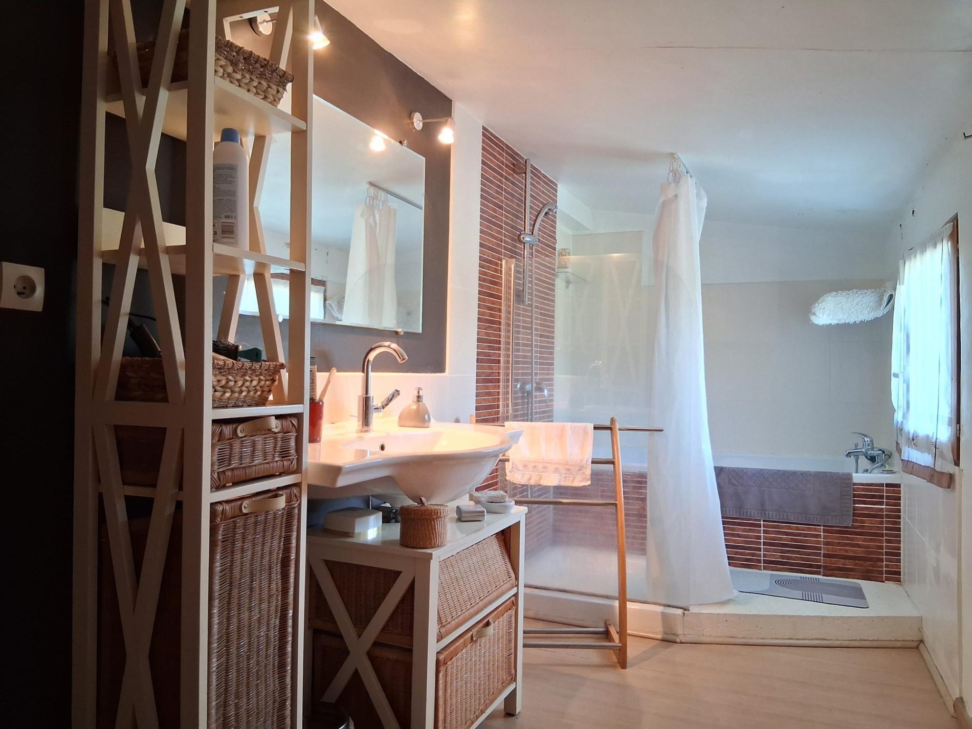 Propriété isolée au bout d'un chemin !