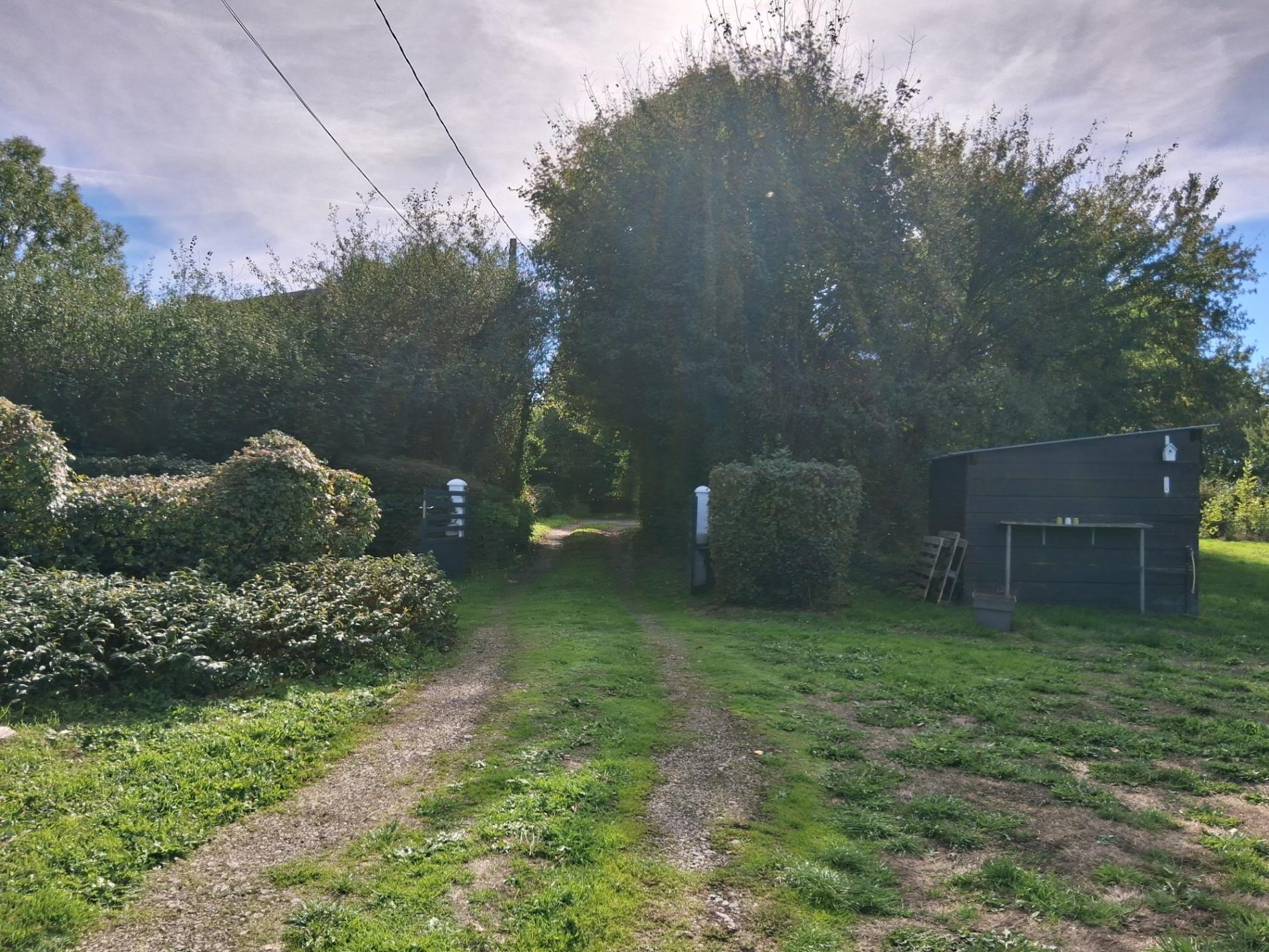 Propriété isolée au bout d'un chemin !