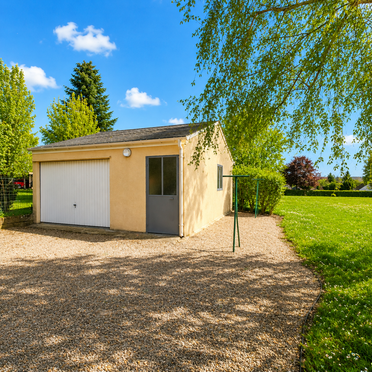 Maison en pierres rénovée avec jardin et garage, à 5 minutes à pied du centre ville !