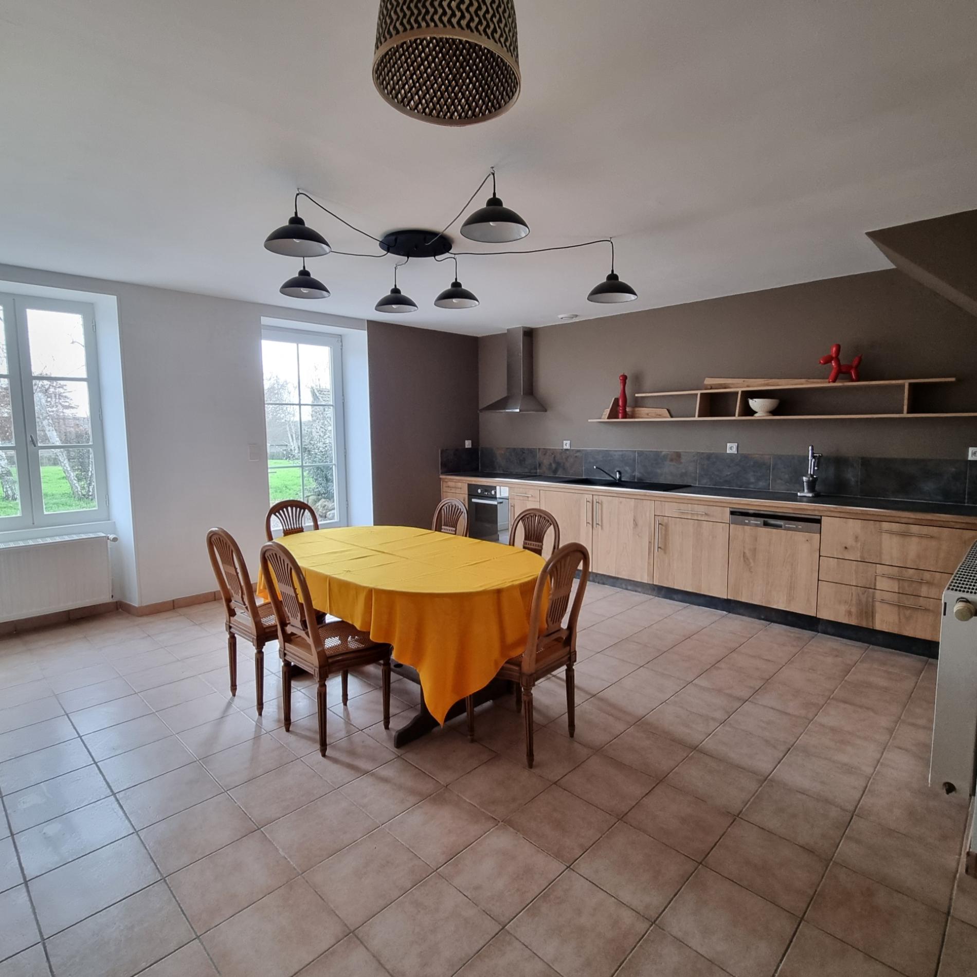 Maison en pierres rénovée avec jardin et garage, à 5 minutes à pied du centre ville !