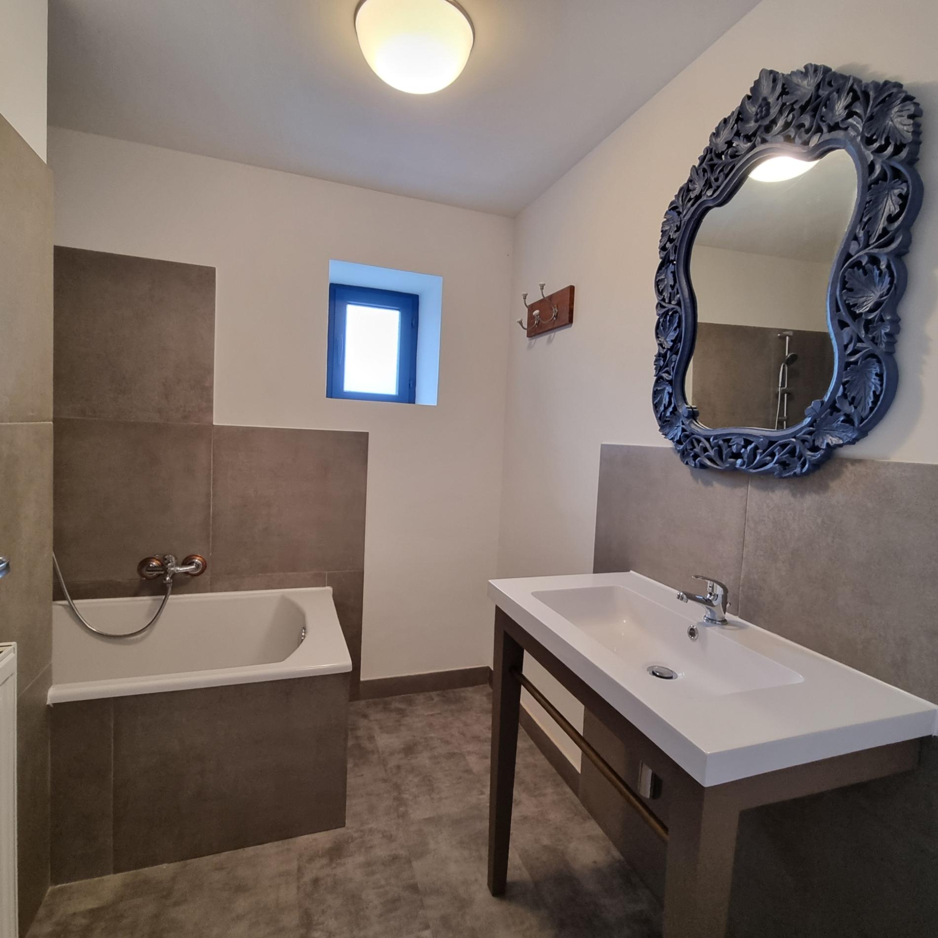 Maison en pierres rénovée avec jardin et garage, à 5 minutes à pied du centre ville !