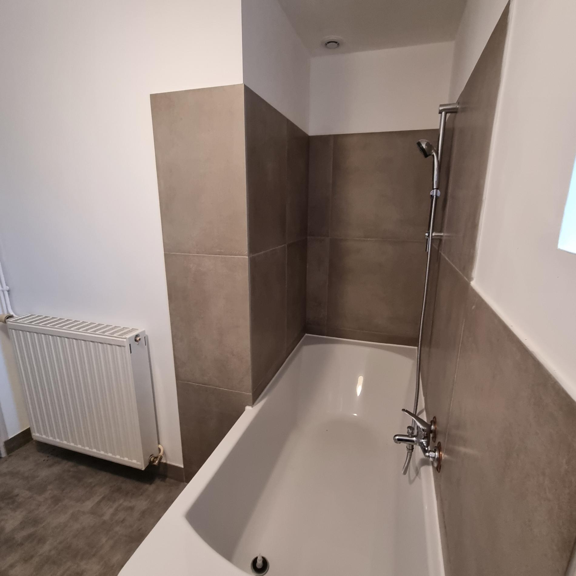 Maison en pierres rénovée avec jardin et garage, à 5 minutes à pied du centre ville !