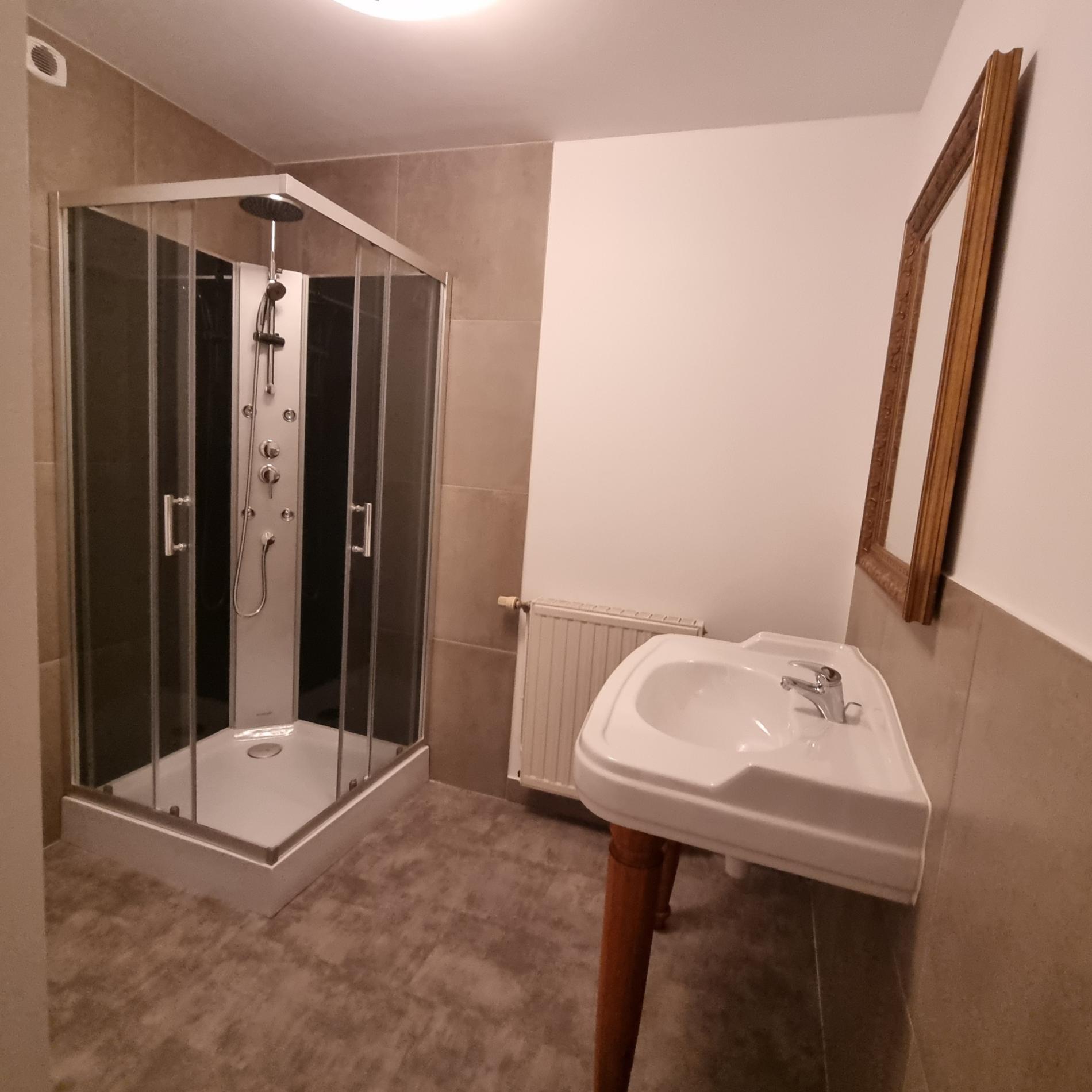 Maison en pierres rénovée avec jardin et garage, à 5 minutes à pied du centre ville !
