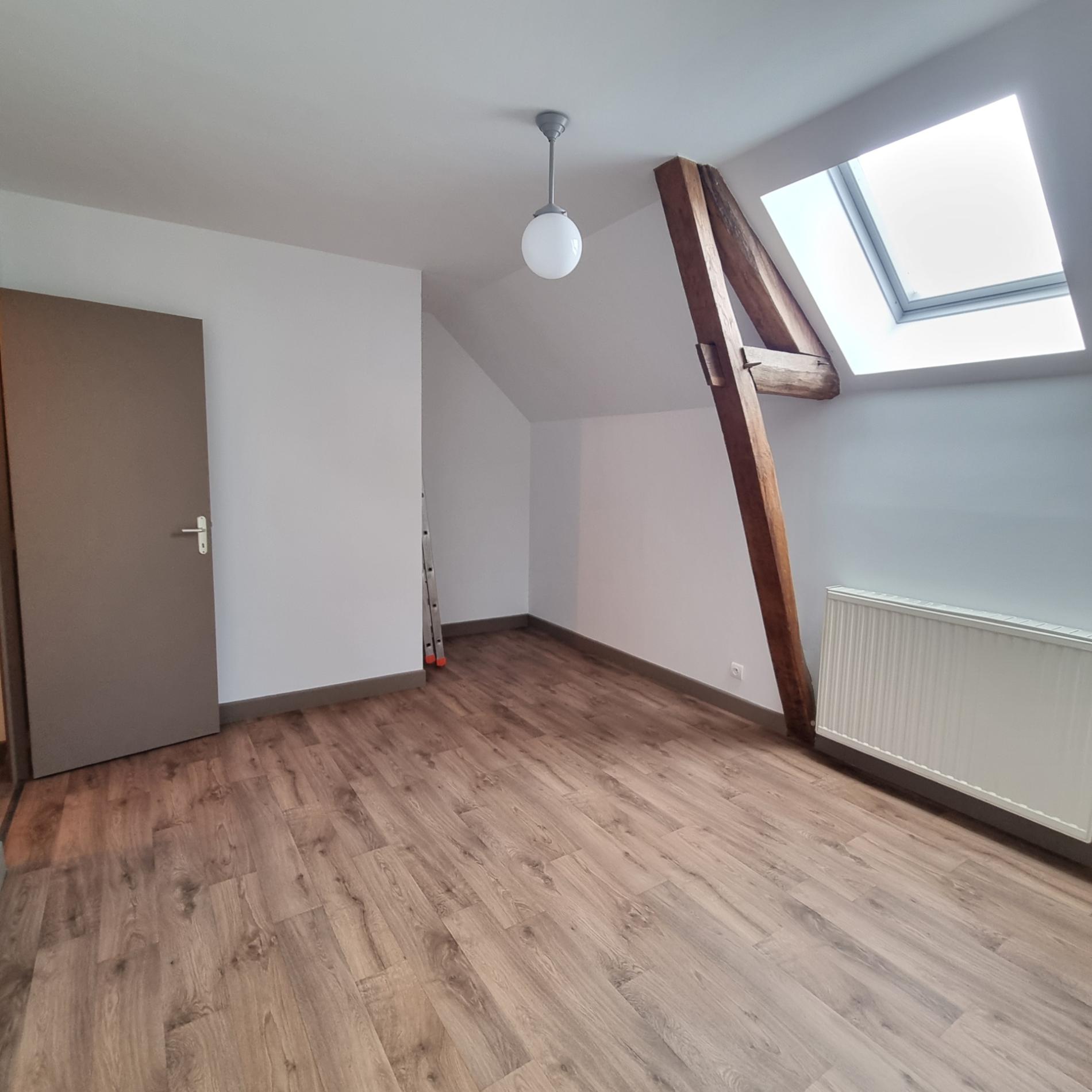 Maison en pierres rénovée avec jardin et garage, à 5 minutes à pied du centre ville !