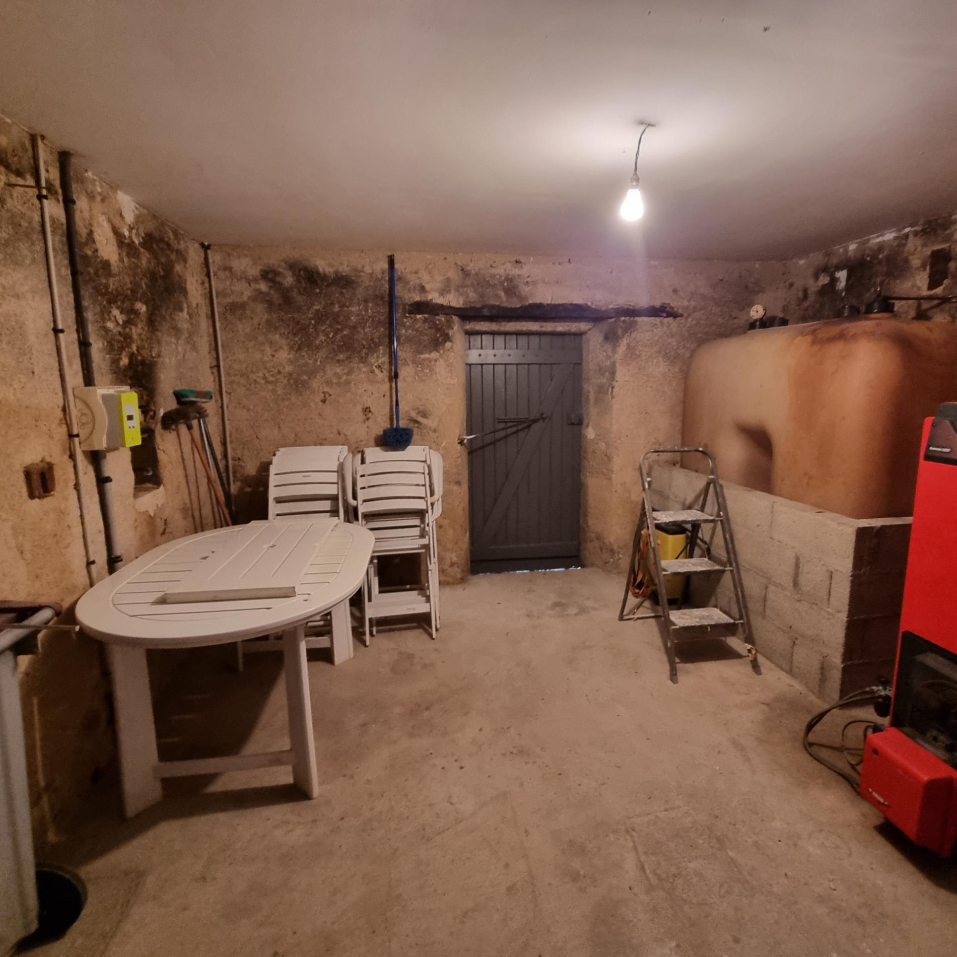 Maison en pierres rénovée avec jardin et garage, à 5 minutes à pied du centre ville !