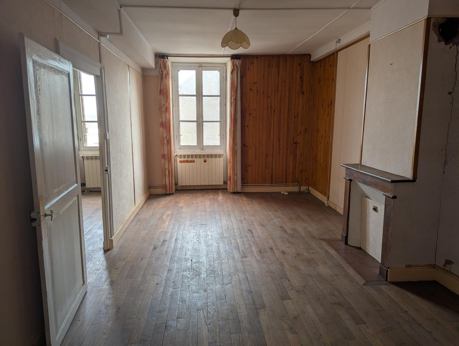 Grande maison de bourg à rénover !