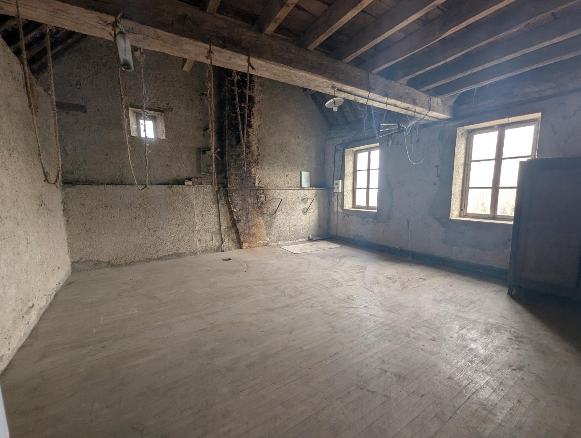 Grande maison de bourg à rénover !