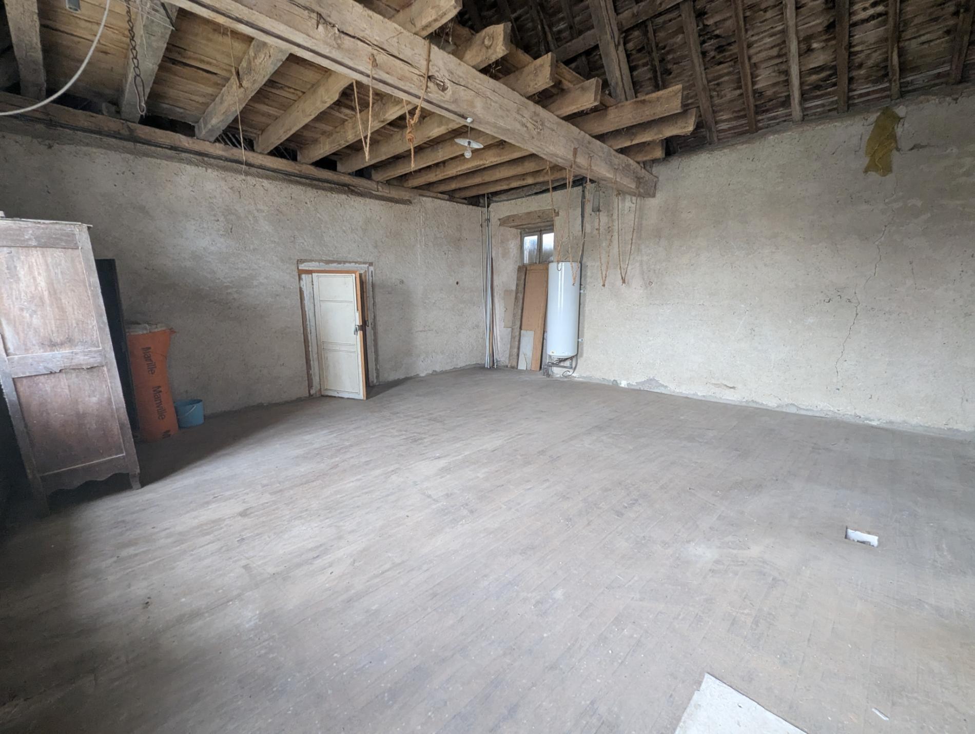 Grande maison de bourg à rénover !