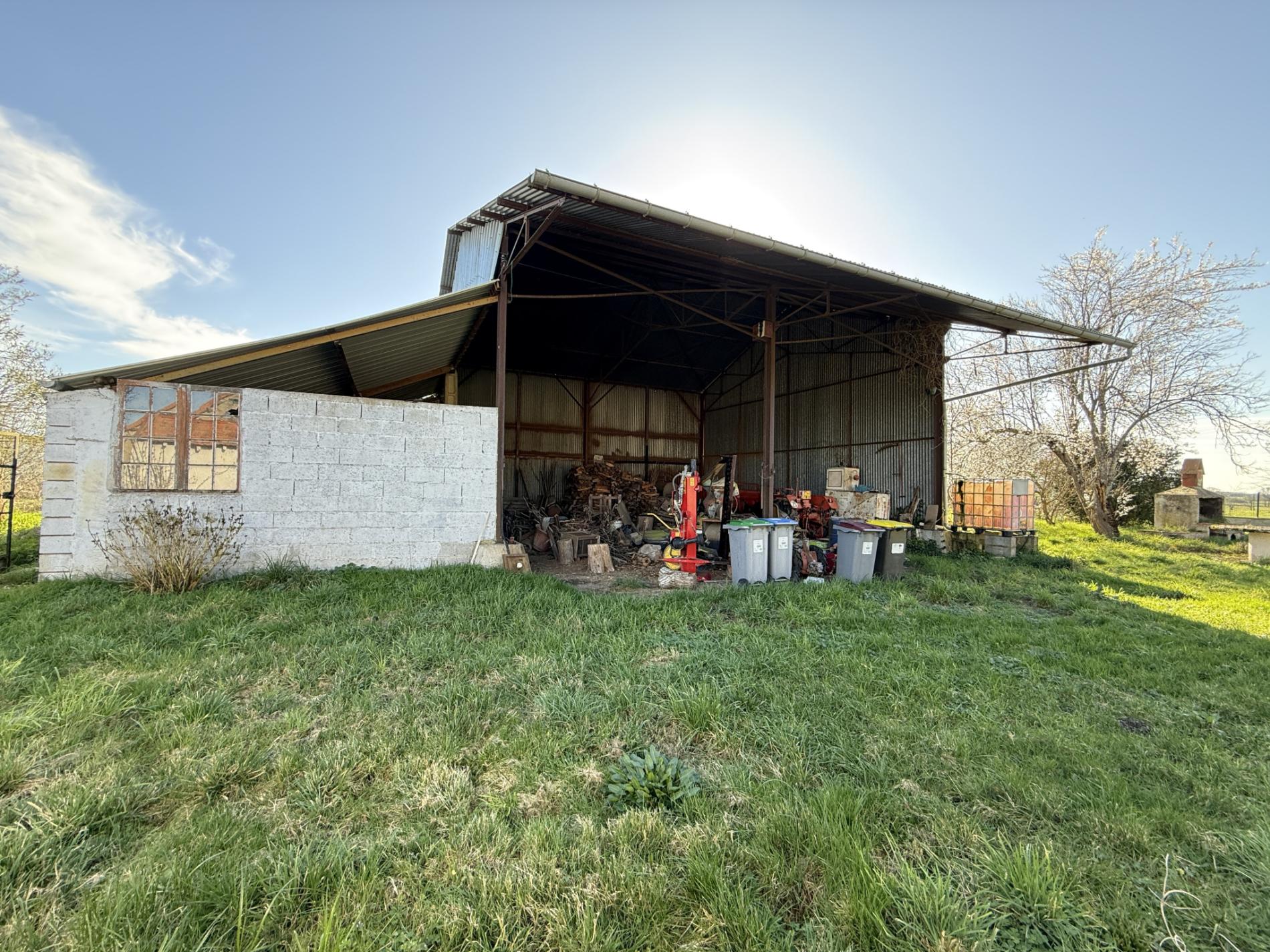 Maison de campagne avec dépendance sur 14ha !