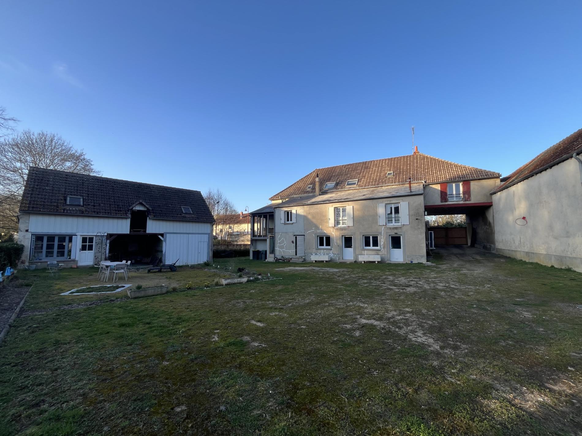 Spacieuse maison de ville avec jardin et dépendance !