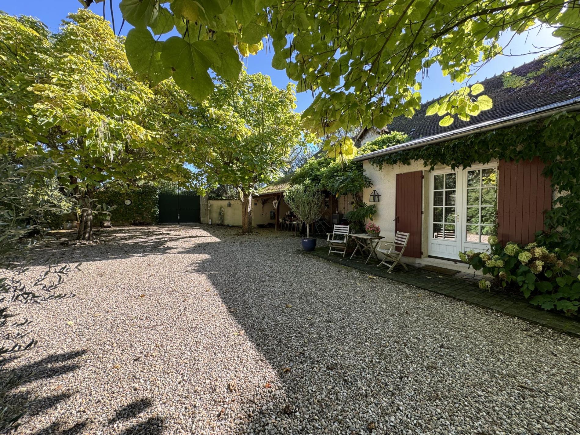 Propriété d'exception au Châtelet : 3,5 ha de nature avec piscine !