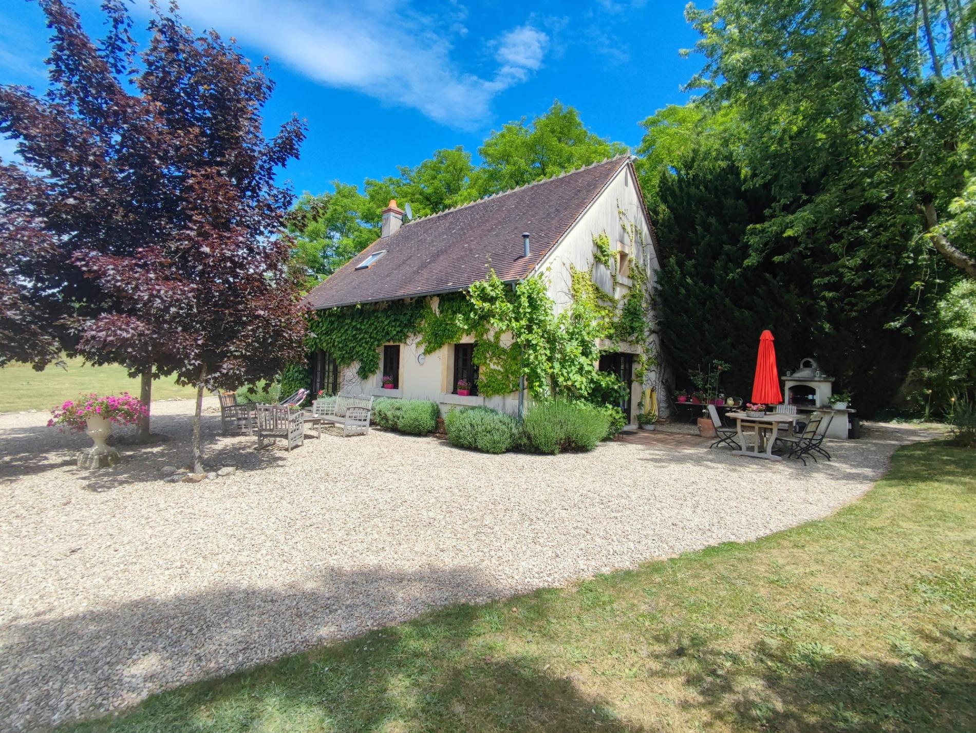 Propriété d'exception au Châtelet : 3,5 ha de nature avec piscine !