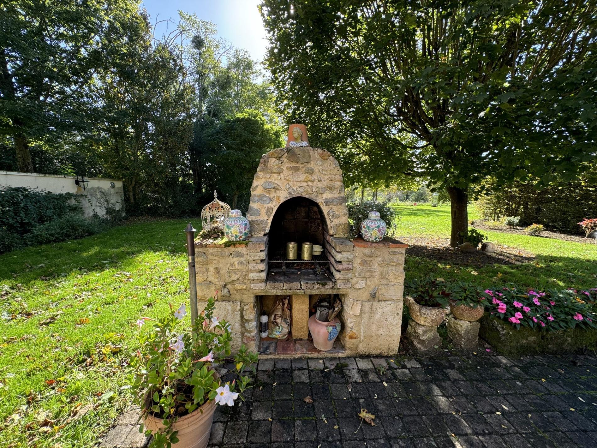 Propriété d'exception au Châtelet : 3,5 ha de nature avec piscine !