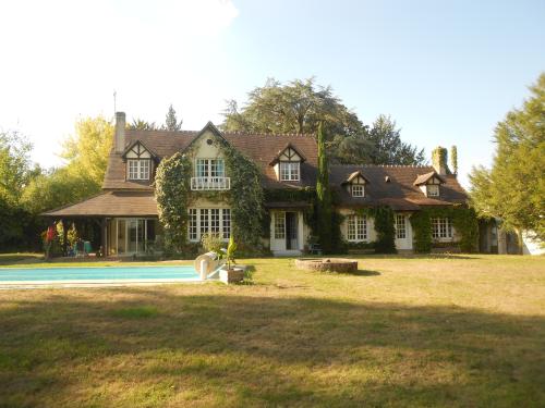 Maison de caractère sur parc paysager de 4 612 m2 avec piscine !