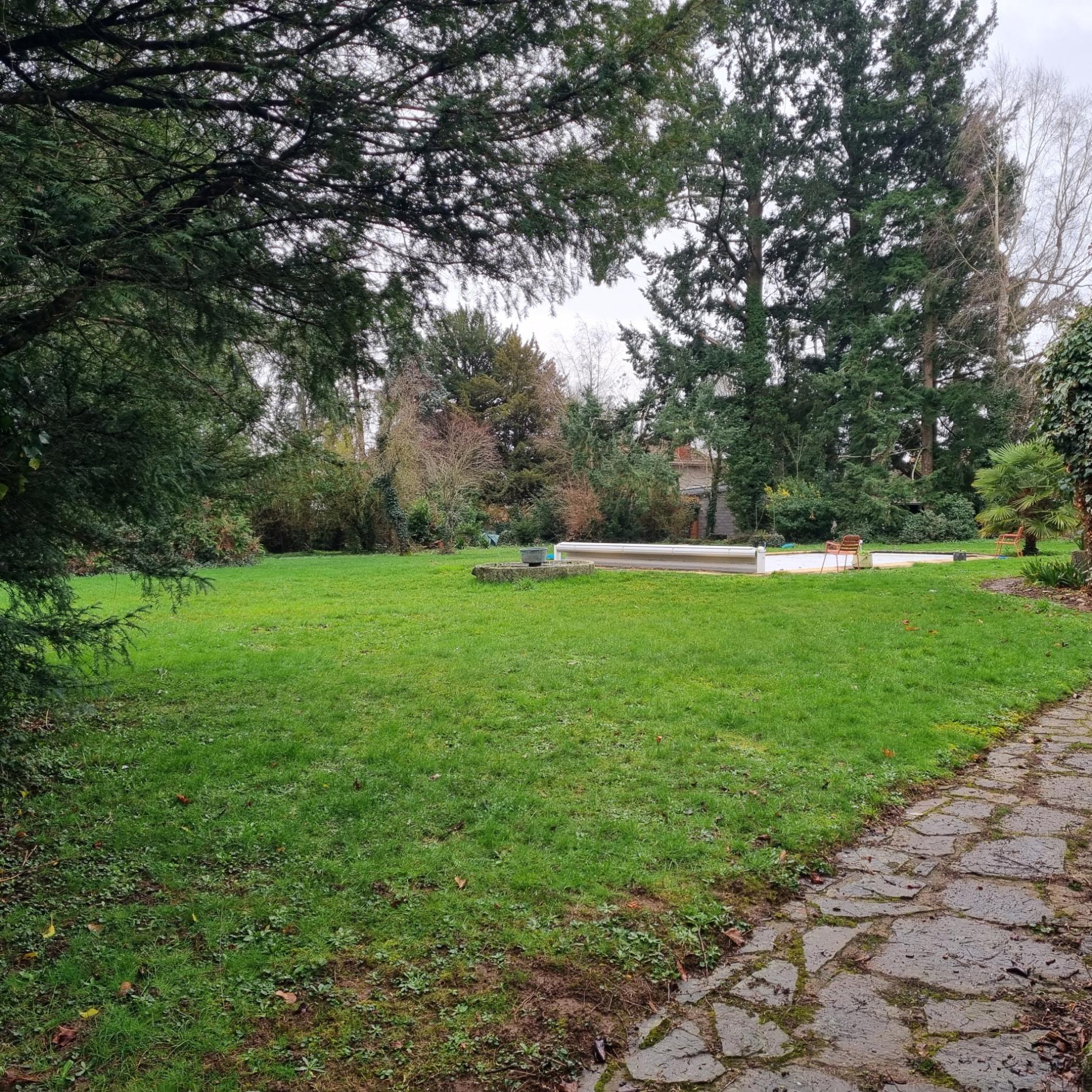 Maison de caractère sur parc paysager de 4 612 m2 avec piscine !