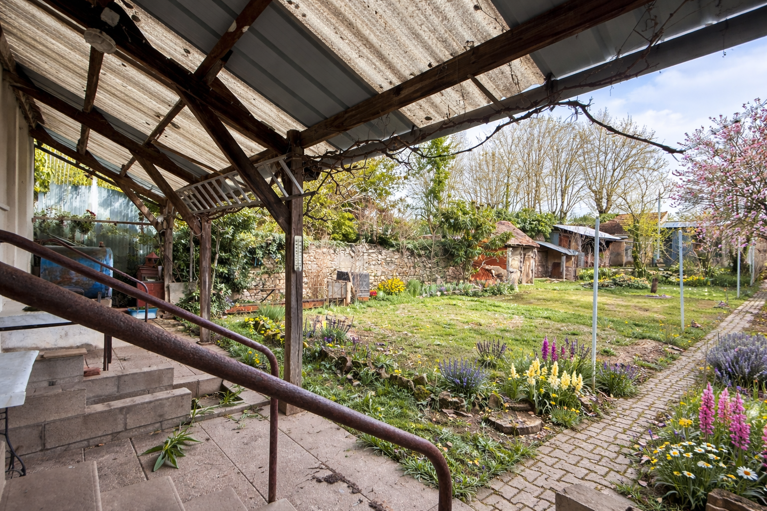 Charmante maison avec jardin et dépendances   Beau potentiel