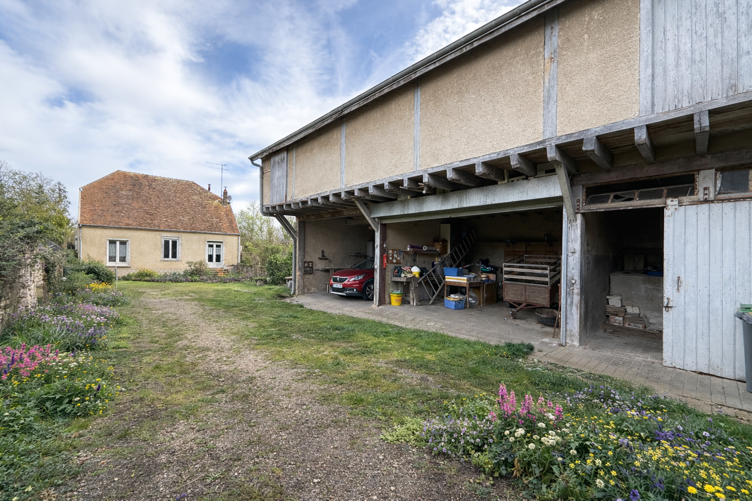 Charmante maison avec jardin et dépendances   Beau potentiel