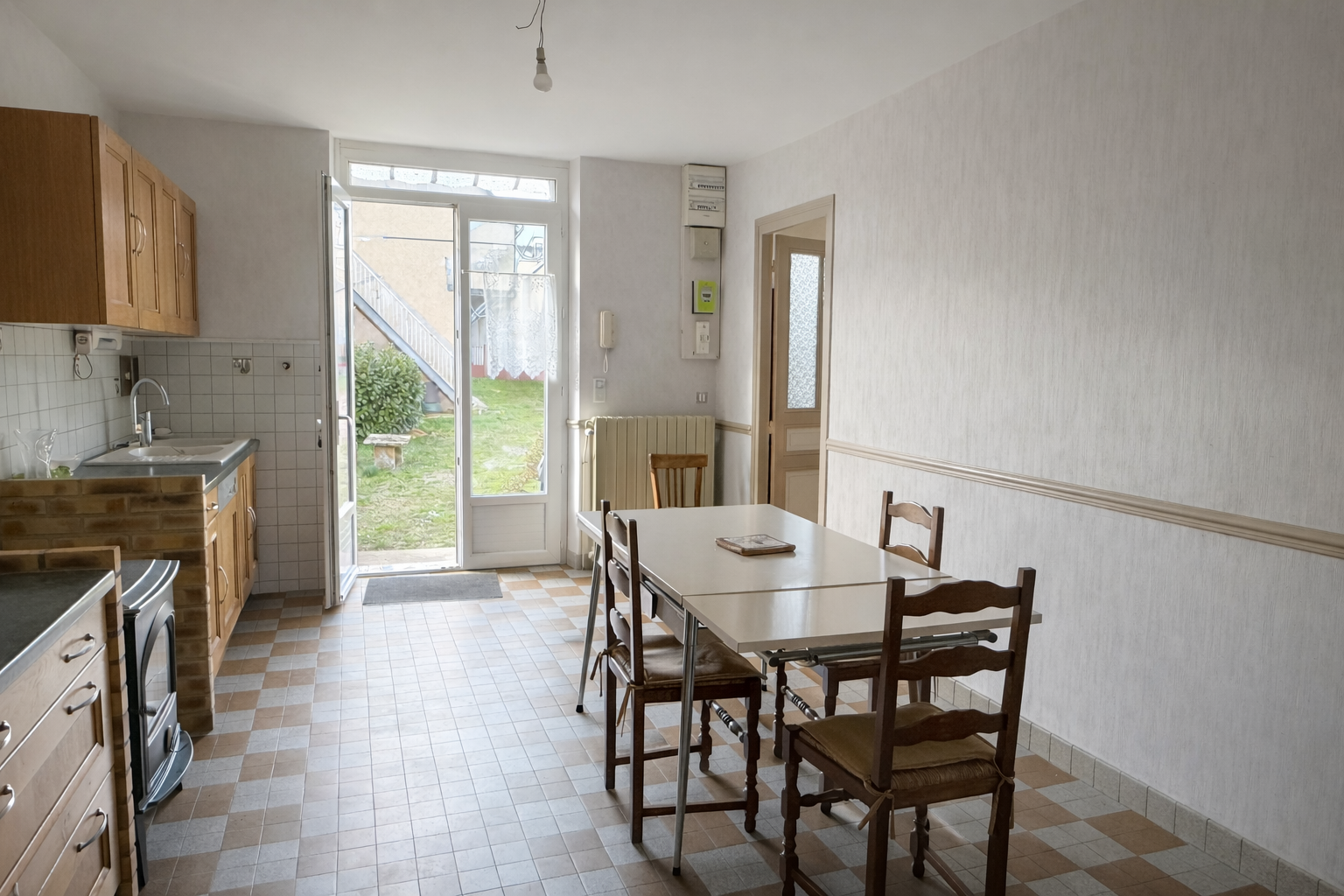 Charmante maison avec jardin et dépendances   Beau potentiel