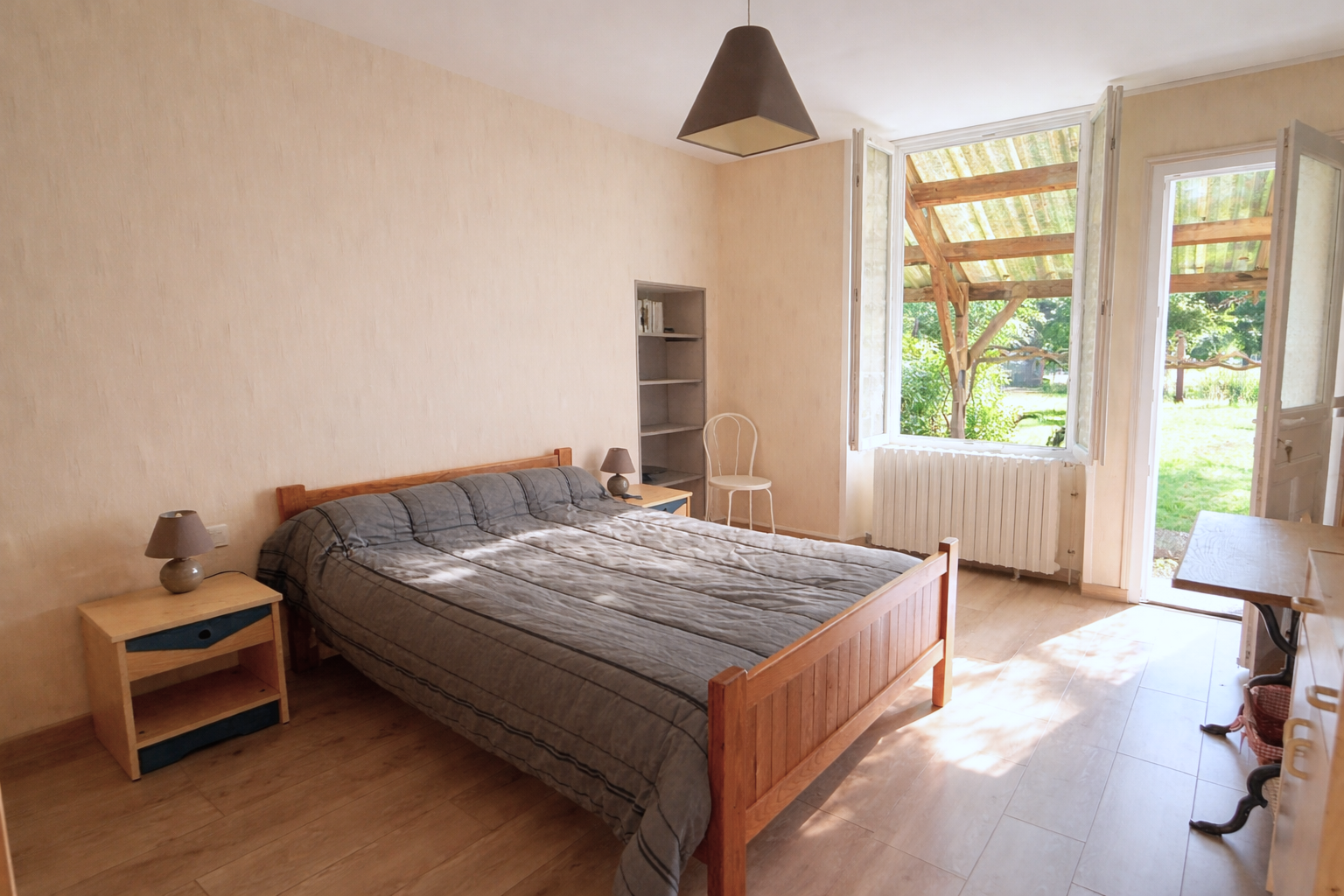 Charmante maison avec jardin et dépendances   Beau potentiel