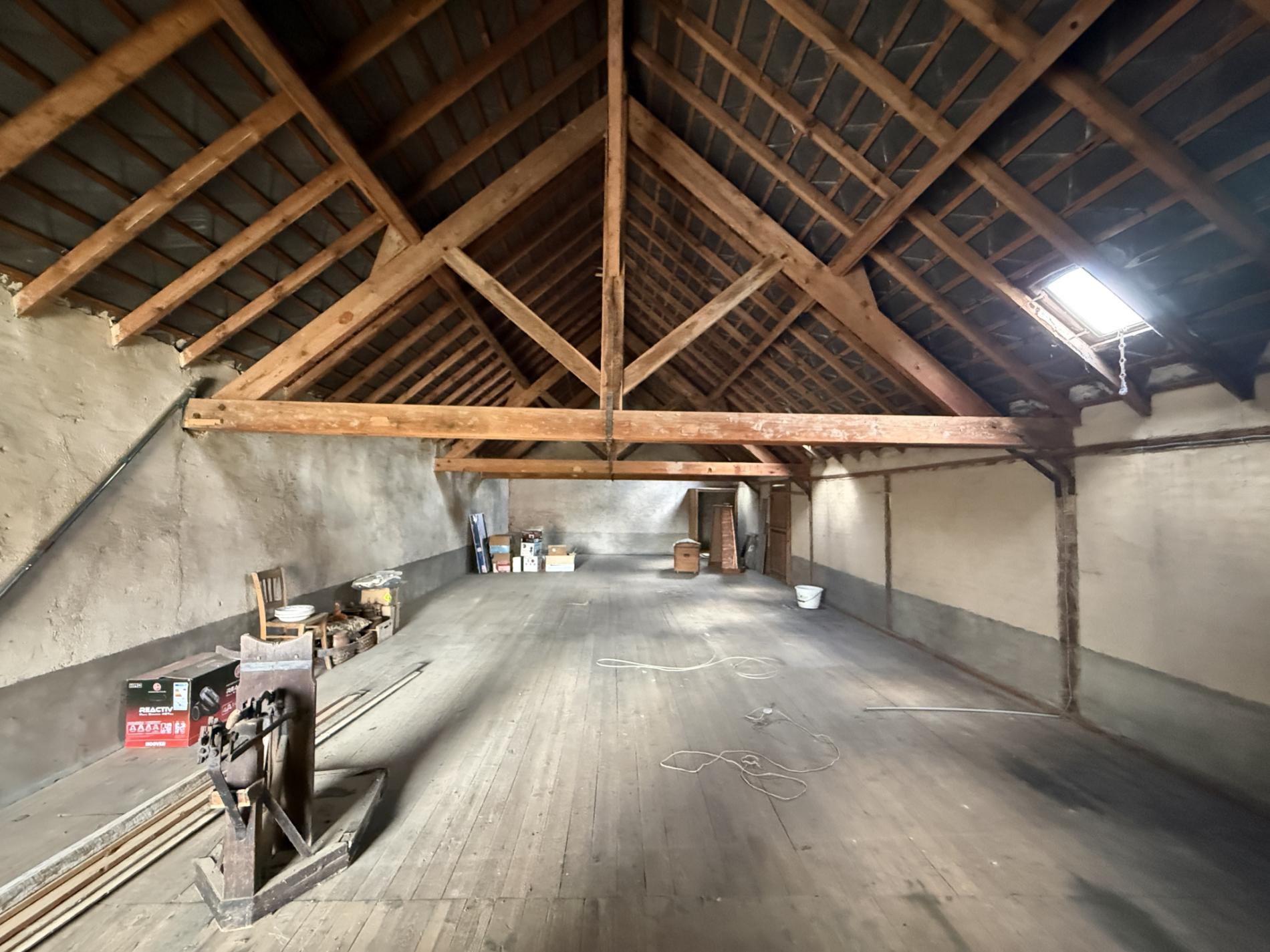Charmante maison avec jardin et dépendances   Beau potentiel