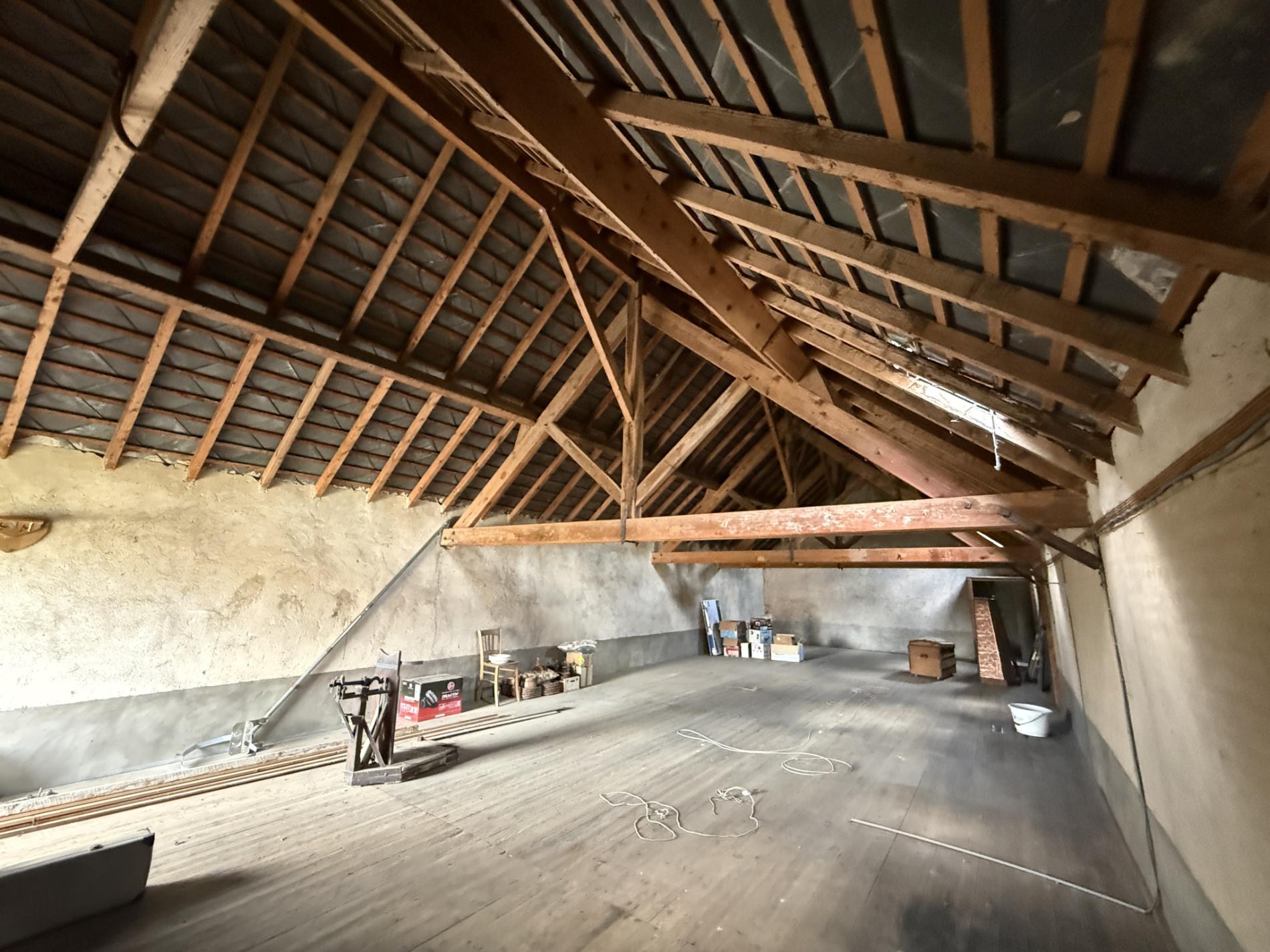 Charmante maison avec jardin et dépendances   Beau potentiel