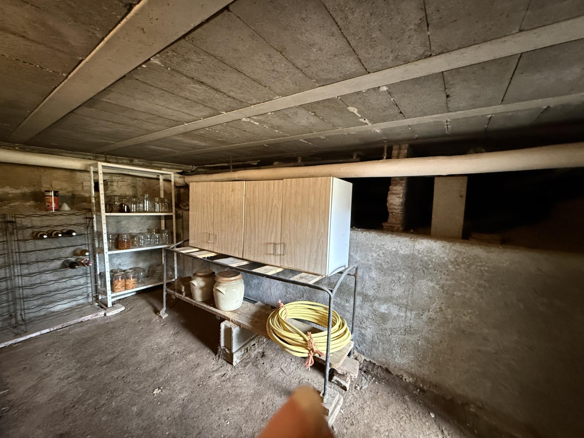 Charmante maison avec jardin et dépendances   Beau potentiel