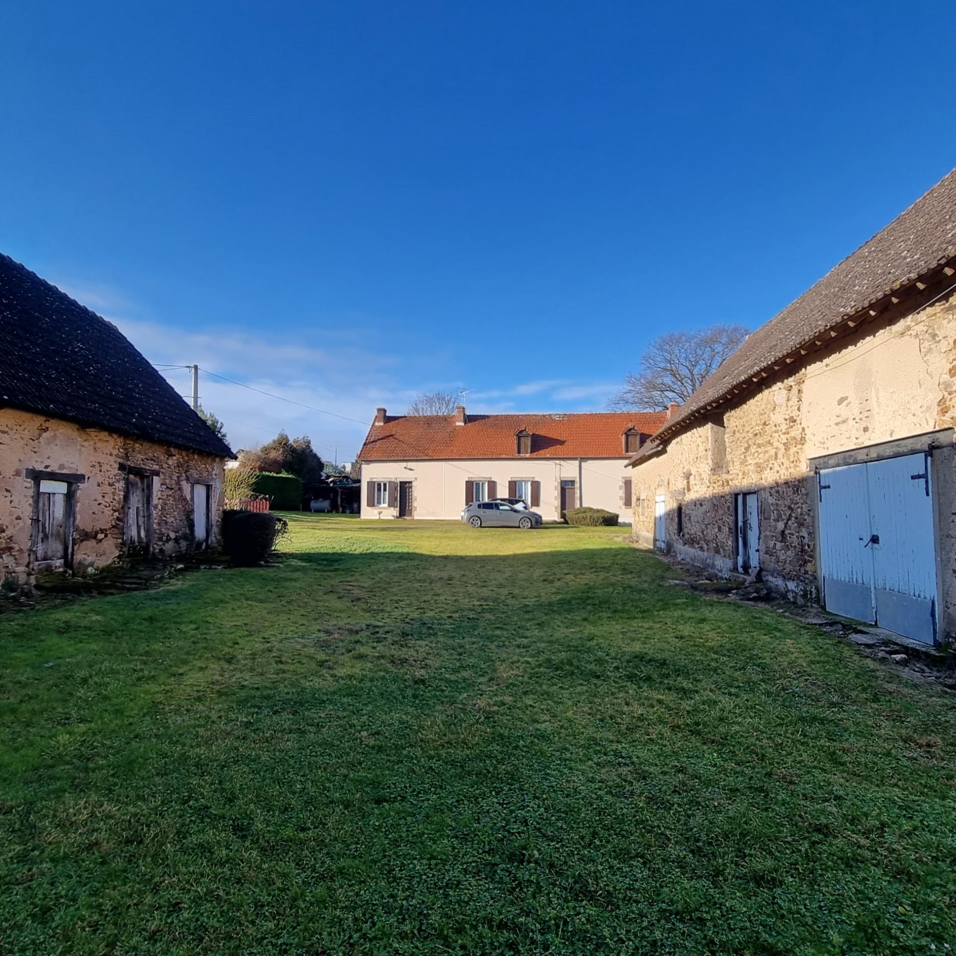 Ancien corps de ferme dans petit hameau calme !