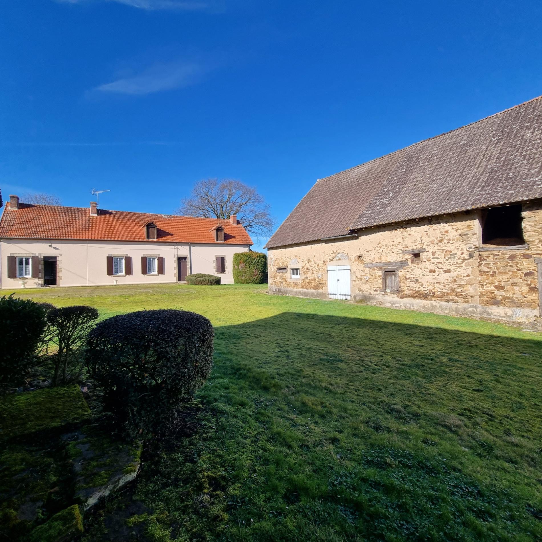 Ancien corps de ferme dans petit hameau calme !