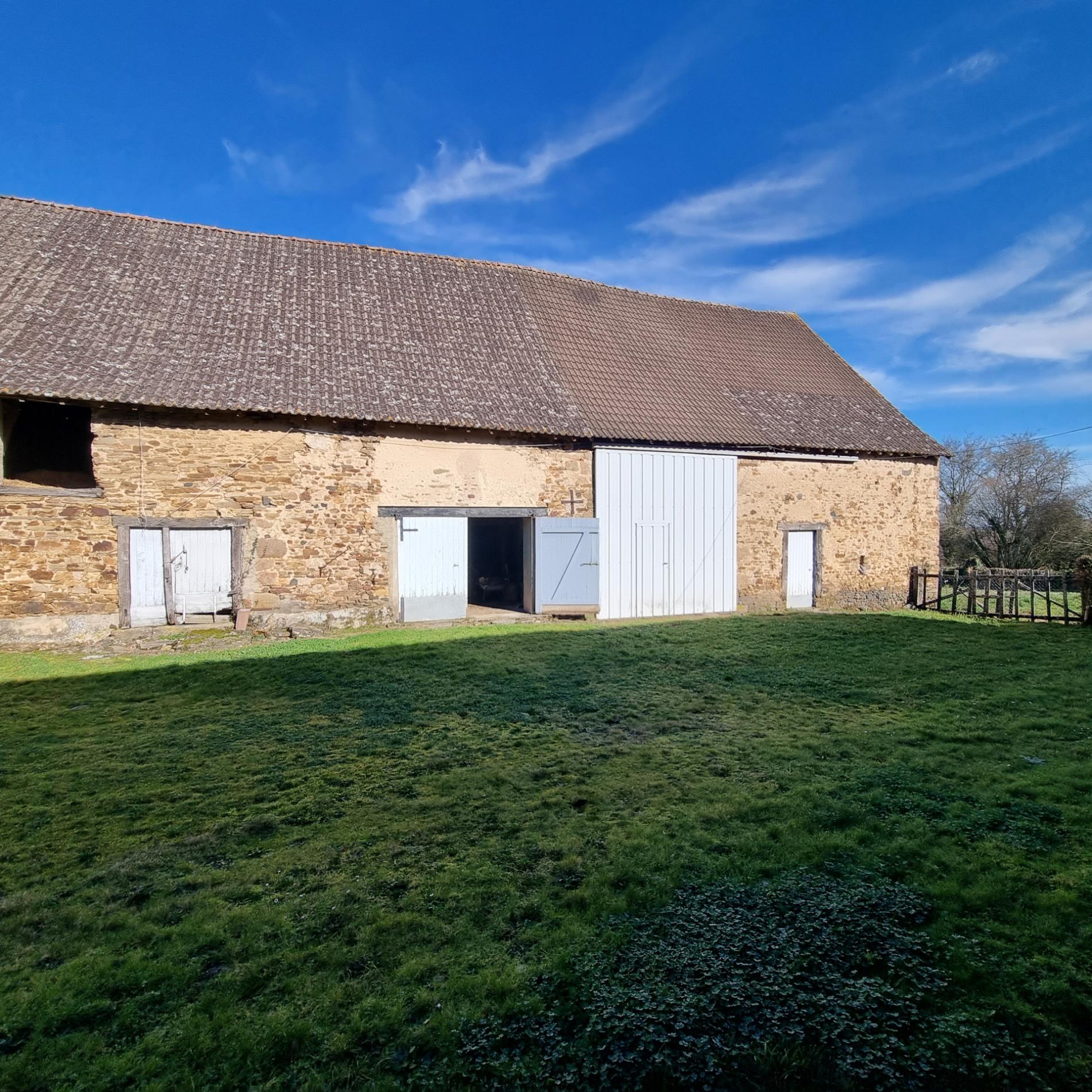 Ancien corps de ferme dans petit hameau calme !