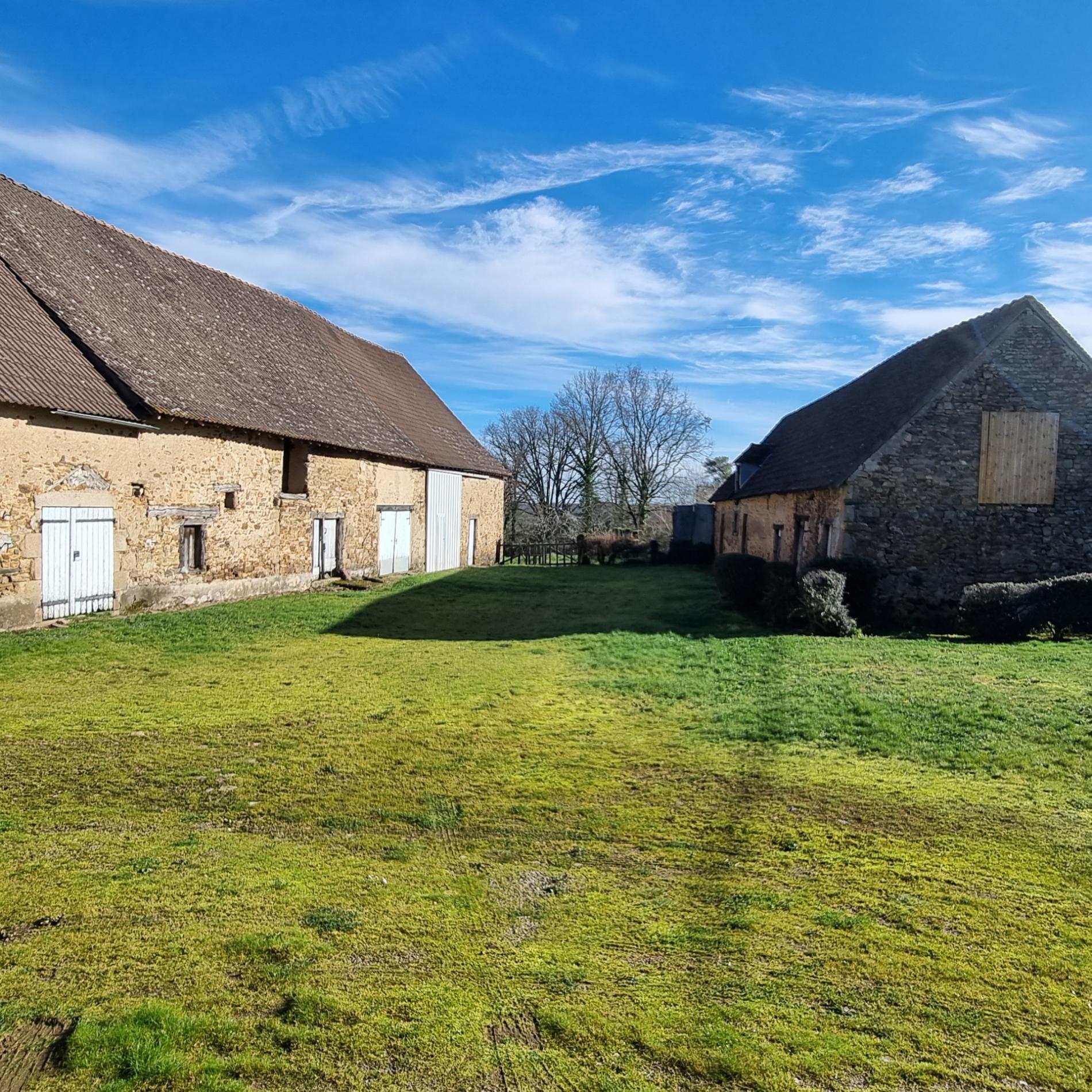 Ancien corps de ferme dans petit hameau calme !
