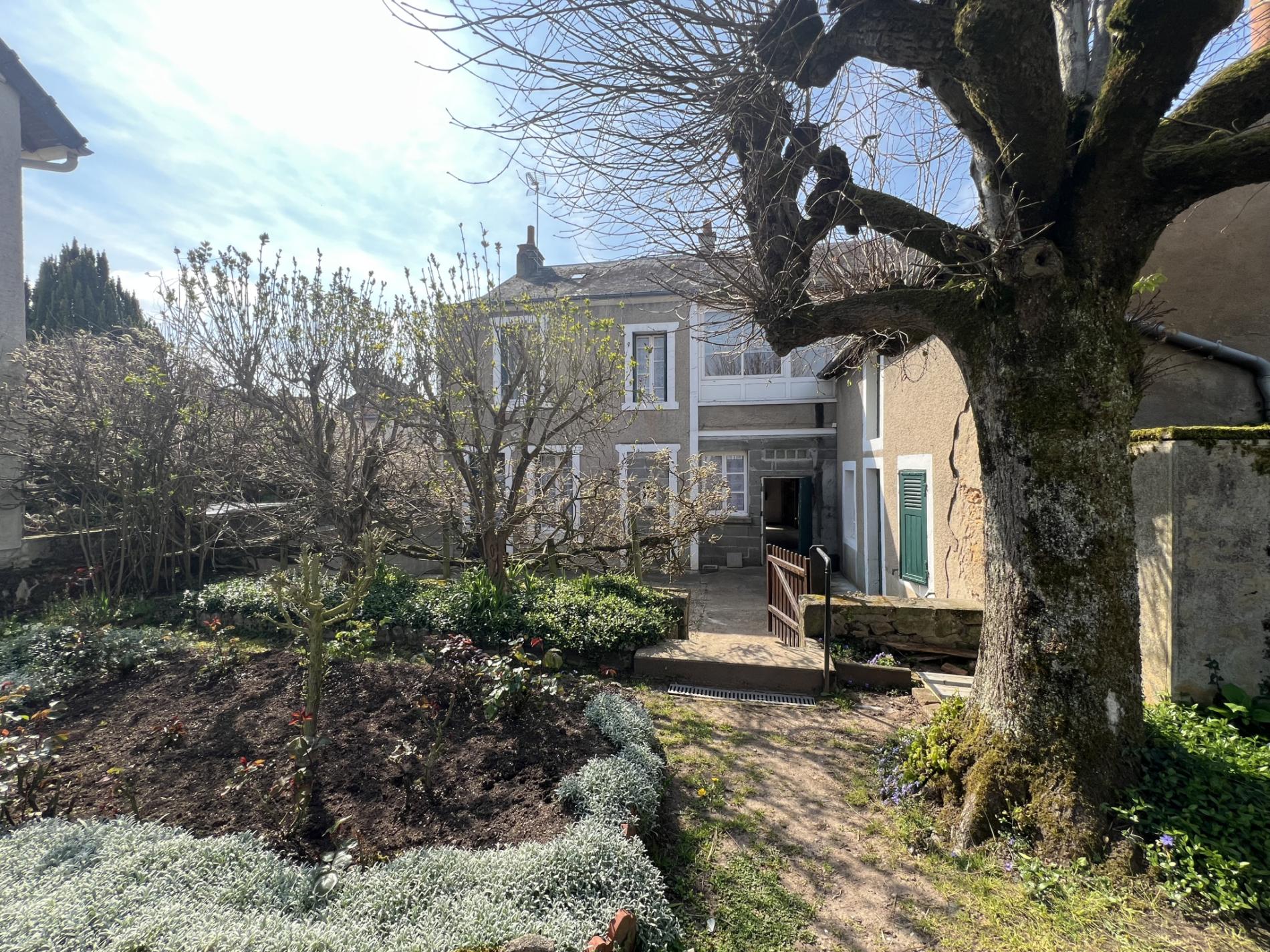 Maison de ville avec jardin et garage !