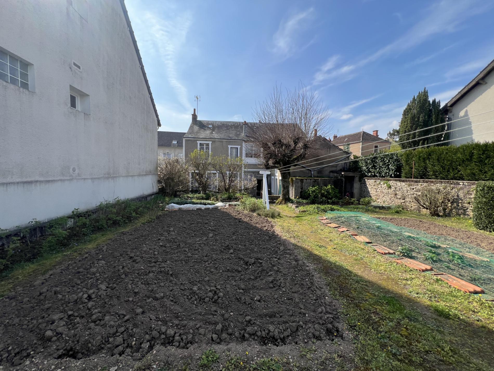 Maison de ville avec jardin et garage !
