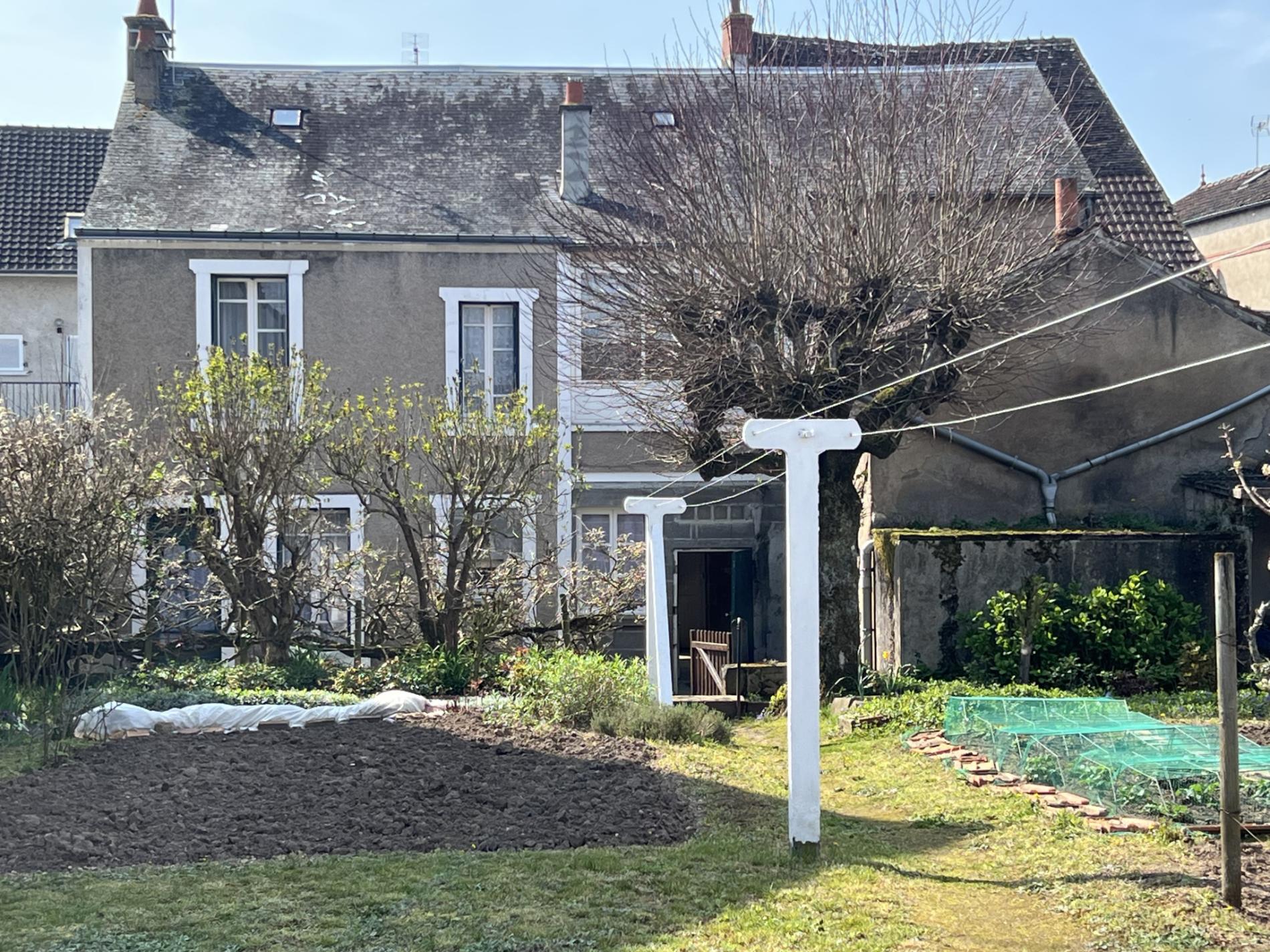 Maison de ville avec jardin et garage !